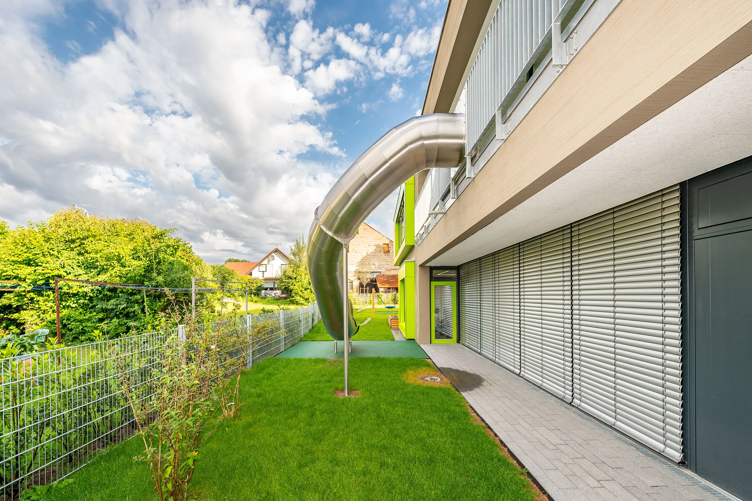 atlantics Evakuierungsrutsche in der Kita Ortsmitte in Abstatt, Edelstahlrutsche, Tunnelrutsche