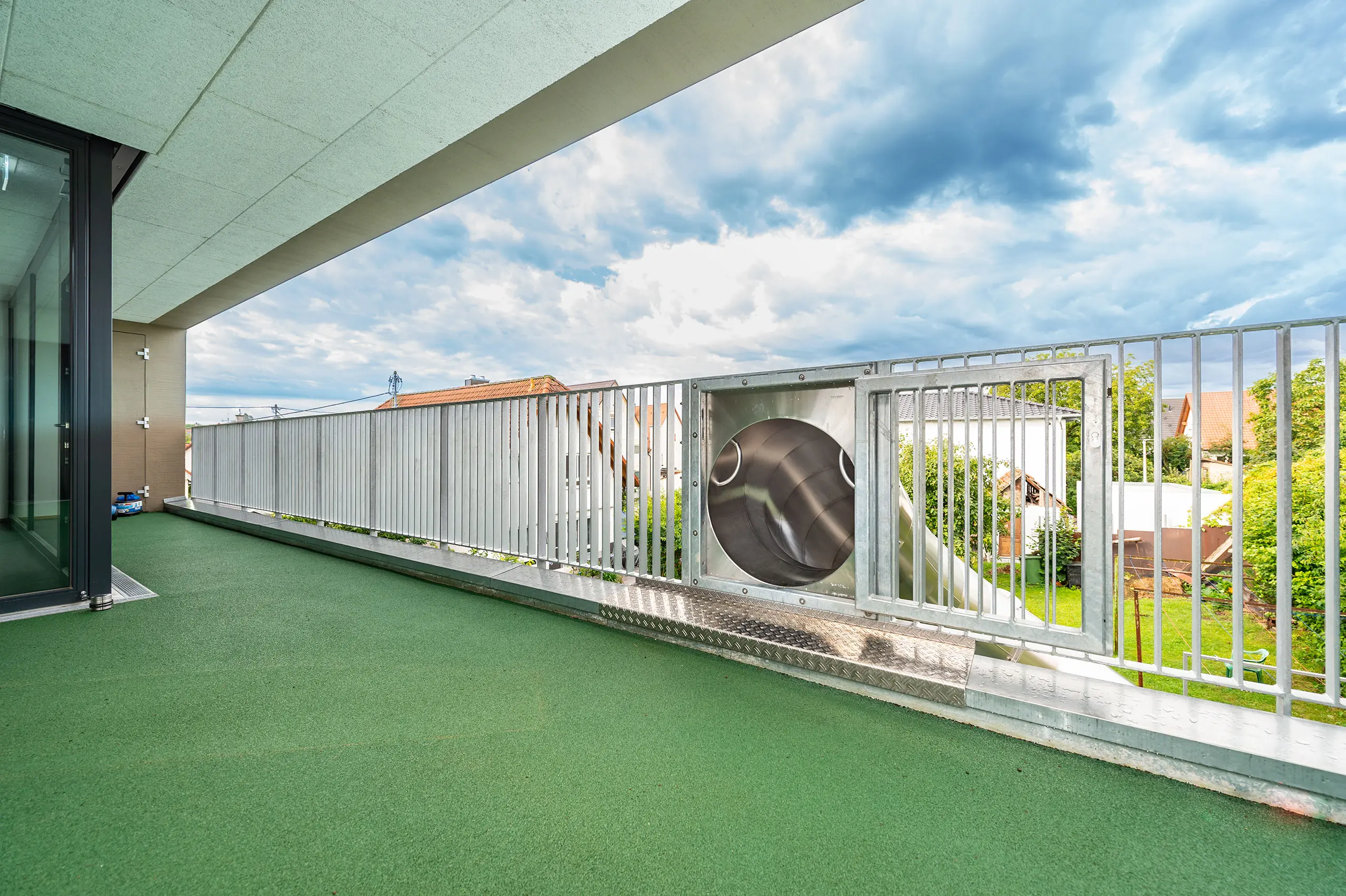 atlantics Evakuierungsrutsche in der Kita Ortsmitte in Abstatt, Edelstahlrutsche, Tunnelrutsche