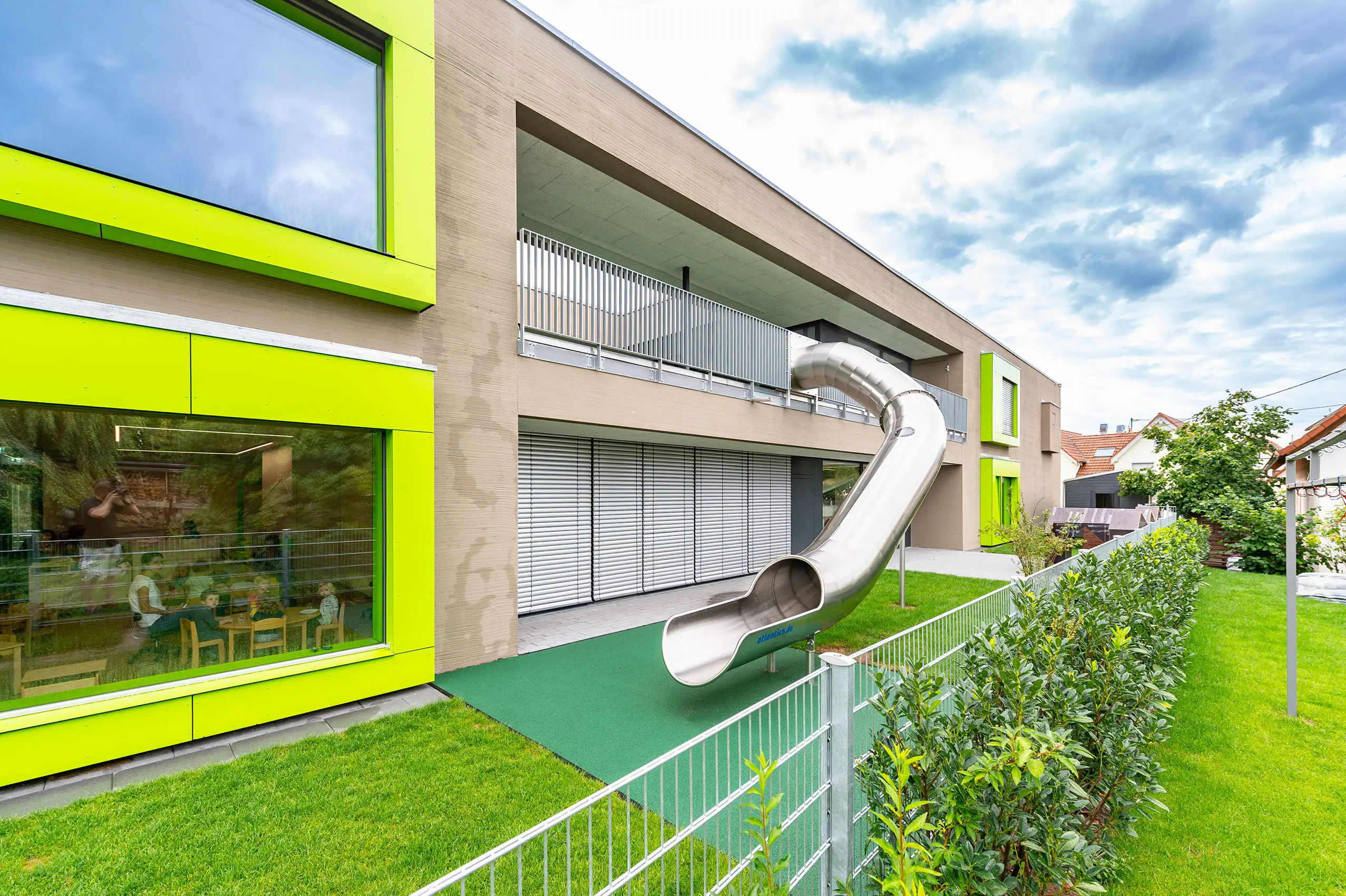 atlantics Evakuierungsrutsche in der Kita Ortsmitte in Abstatt, Edelstahlrutsche, Tunnelrutsche