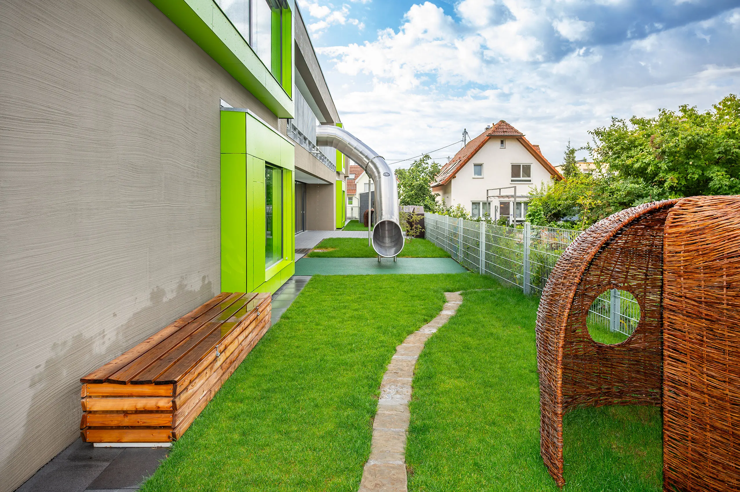 atlantics Evakuierungsrutsche in der Kita Ortsmitte in Abstatt, Edelstahlrutsche, Tunnelrutsche