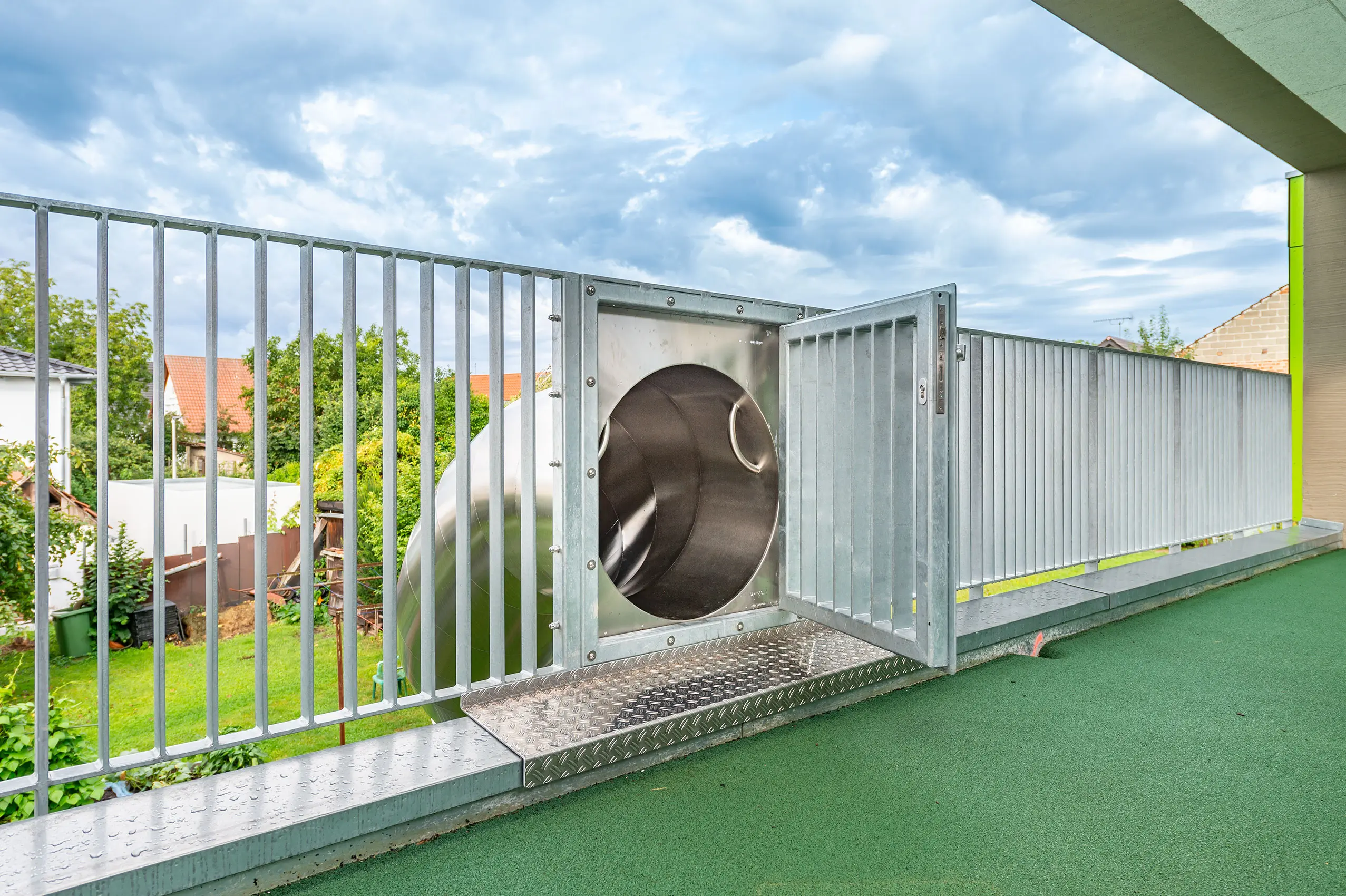 atlantics Evakuierungsrutsche in der Kita Ortsmitte in Abstatt, Edelstahlrutsche, Tunnelrutsche