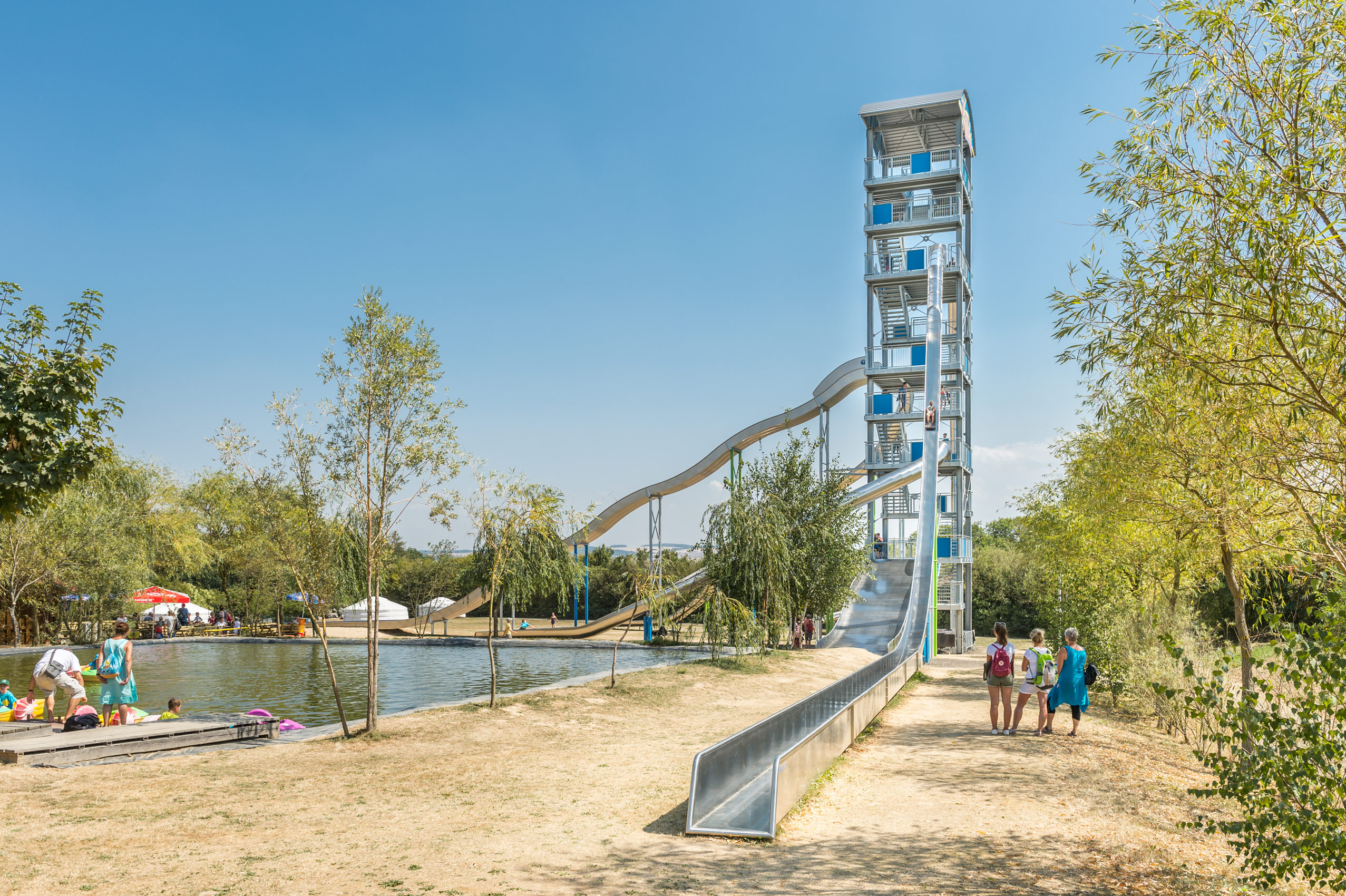 Blick von hinten auf den höchsten Rutschenturm Deutschlands aus Edelstahl im Sonnenlandpark