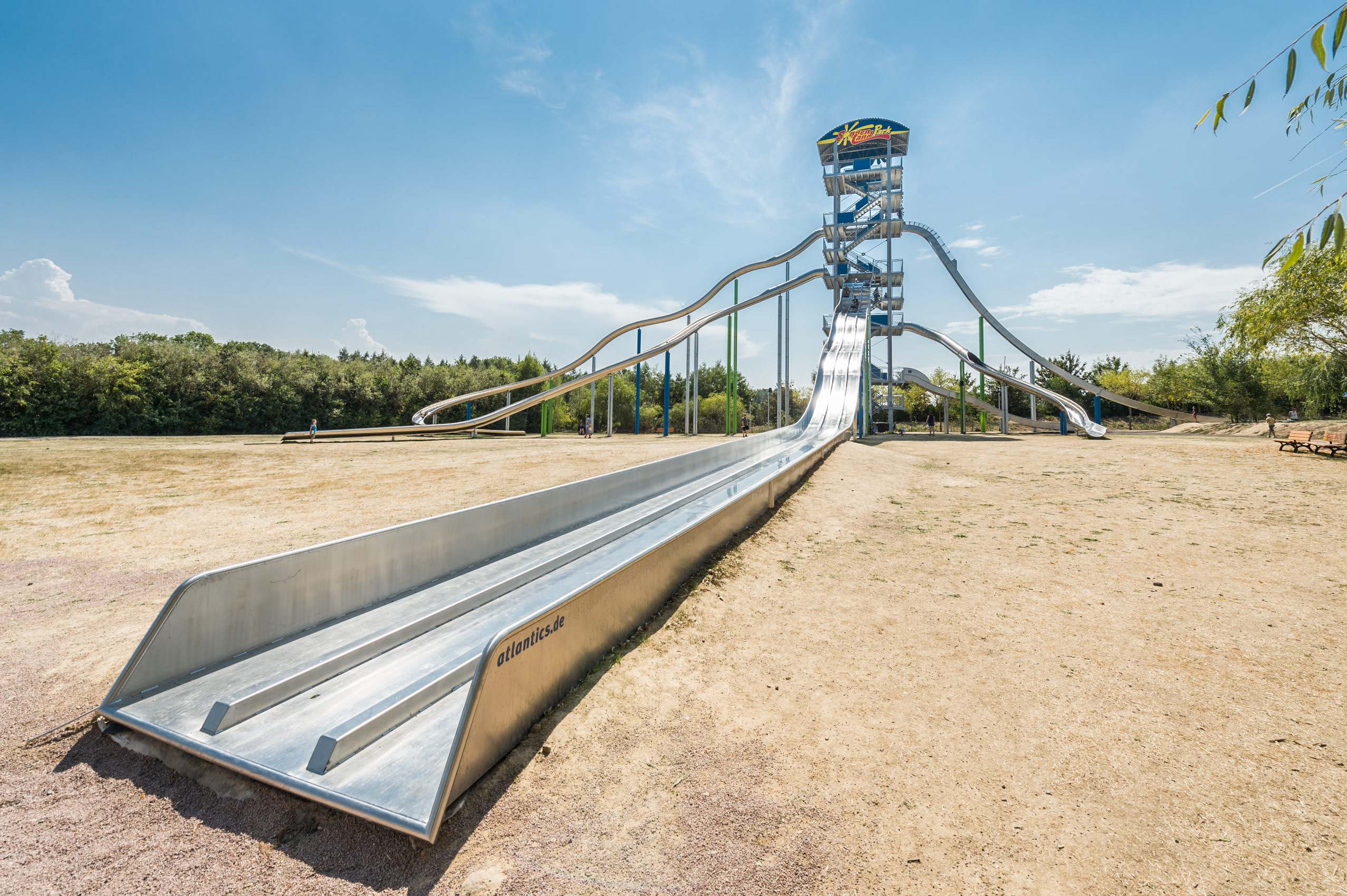 atlantics Rutschenturm aus Edelstahl im Sonnenlandpark in Lichtenau, das höchste Rutschenterminal Deutschlands