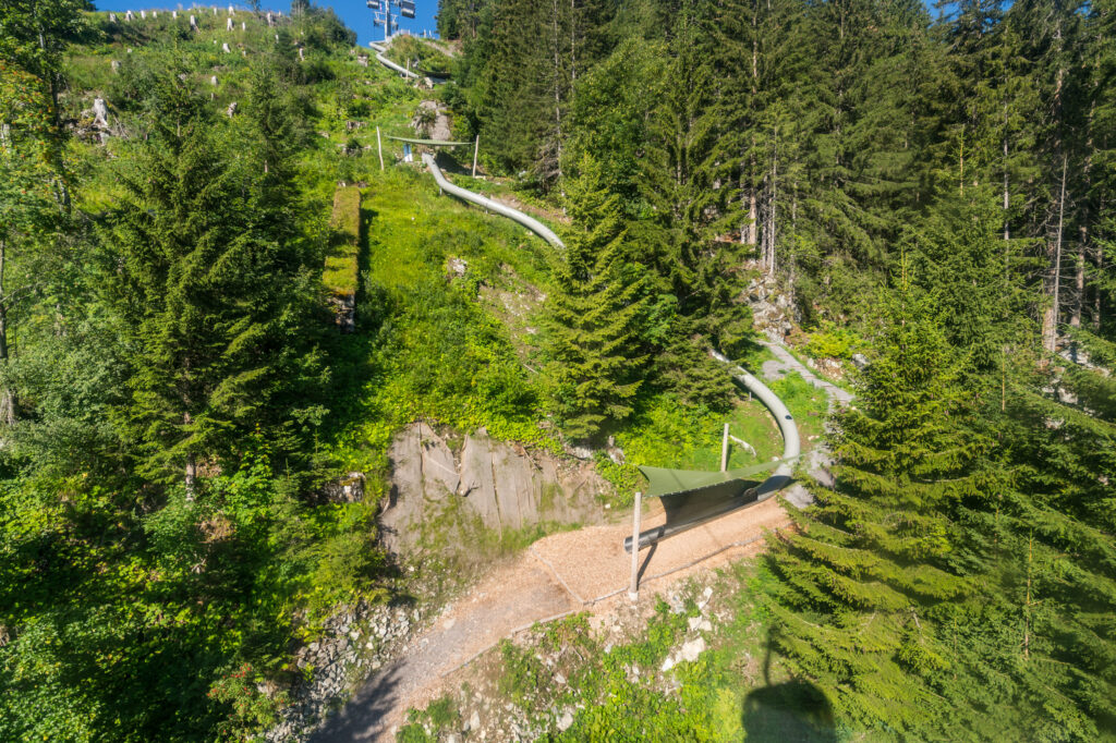 atlantics rutschkanor i rostfritt stål i Waldrutschenpark-Golm i Österrike, tunnelrutschkanor, sluttningsrutschkanor, skid- och vandringsområden
