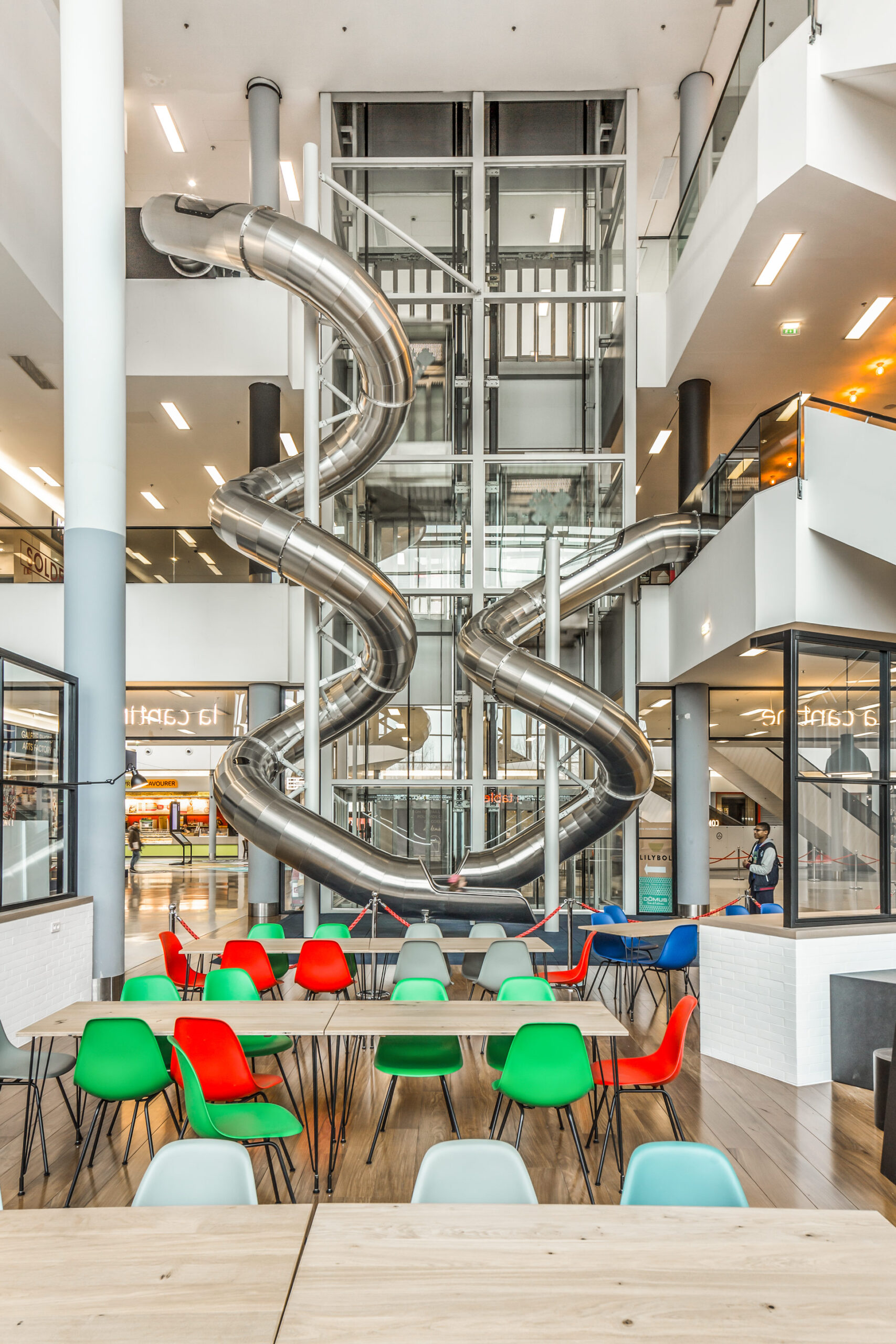 atlantics Edelstahlrutschen Einkaufszentrum Domus in Rosny-sous-bois in Frankreich, Spiralrutschen, Tunnelrutschen im Shopping Center