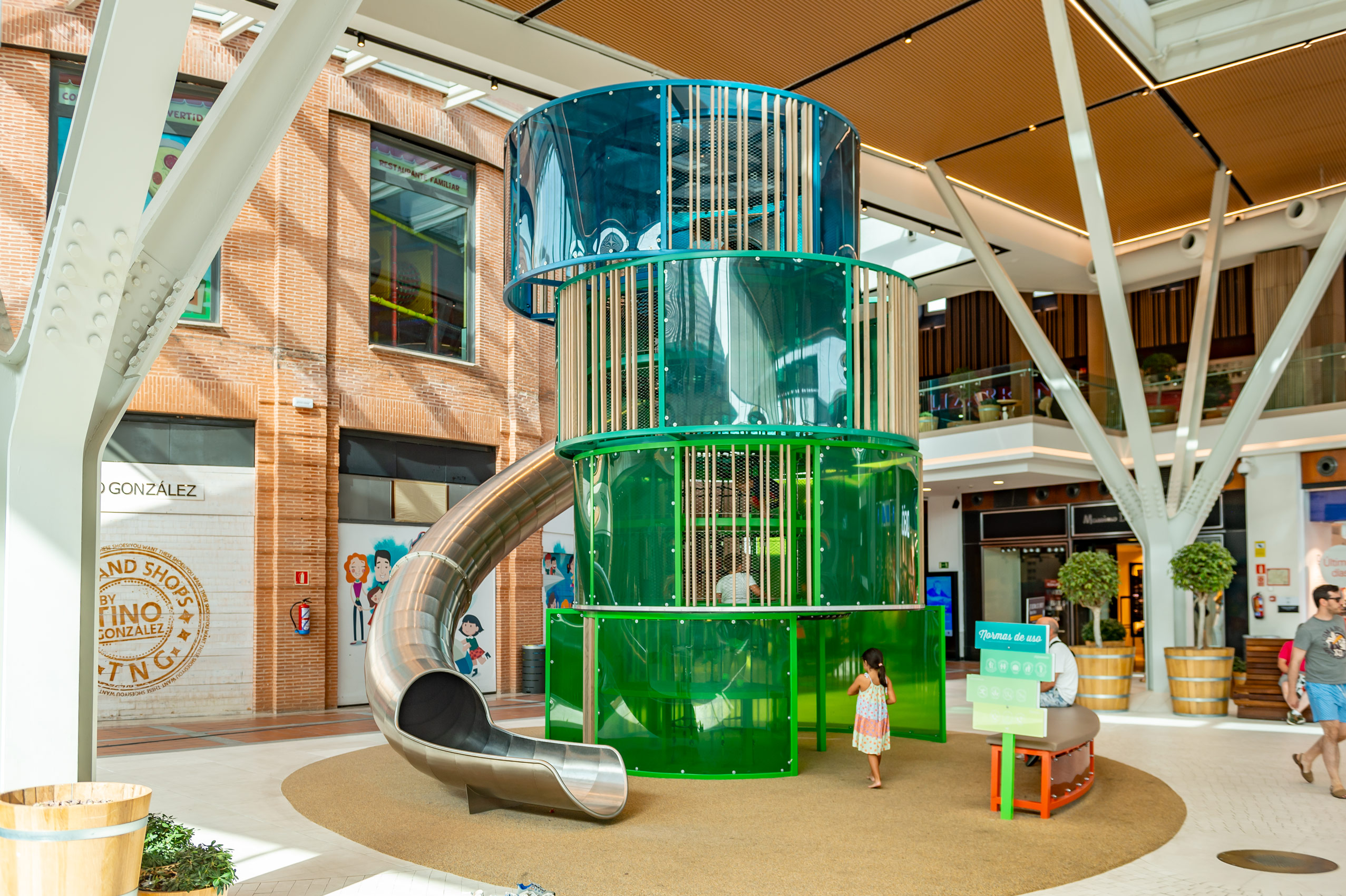 atlantics Edelstahlrutsche im EInkaufszentrum Espacio Torrelodones in Spanien, Tunnelrutsche, Shopping Center, Indoorrutsche, Mall