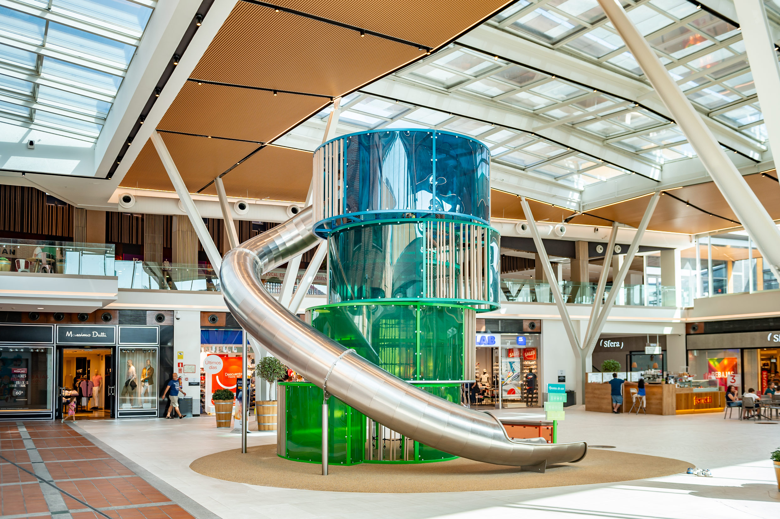 atlantics Edelstahlrutsche im EInkaufszentrum Espacio Torrelodones in Spanien, Tunnelrutsche, Shopping Center, Indoorrutsche, Mall