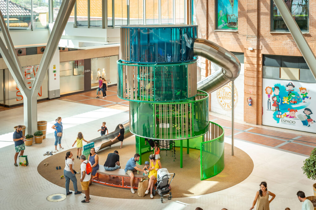 atlantics rostfri rutschkana i köpcentret Espacio Torrelodones i Spanien, tunnelrutschkana, shoppingcenter, inomhusrutschkana, galleria