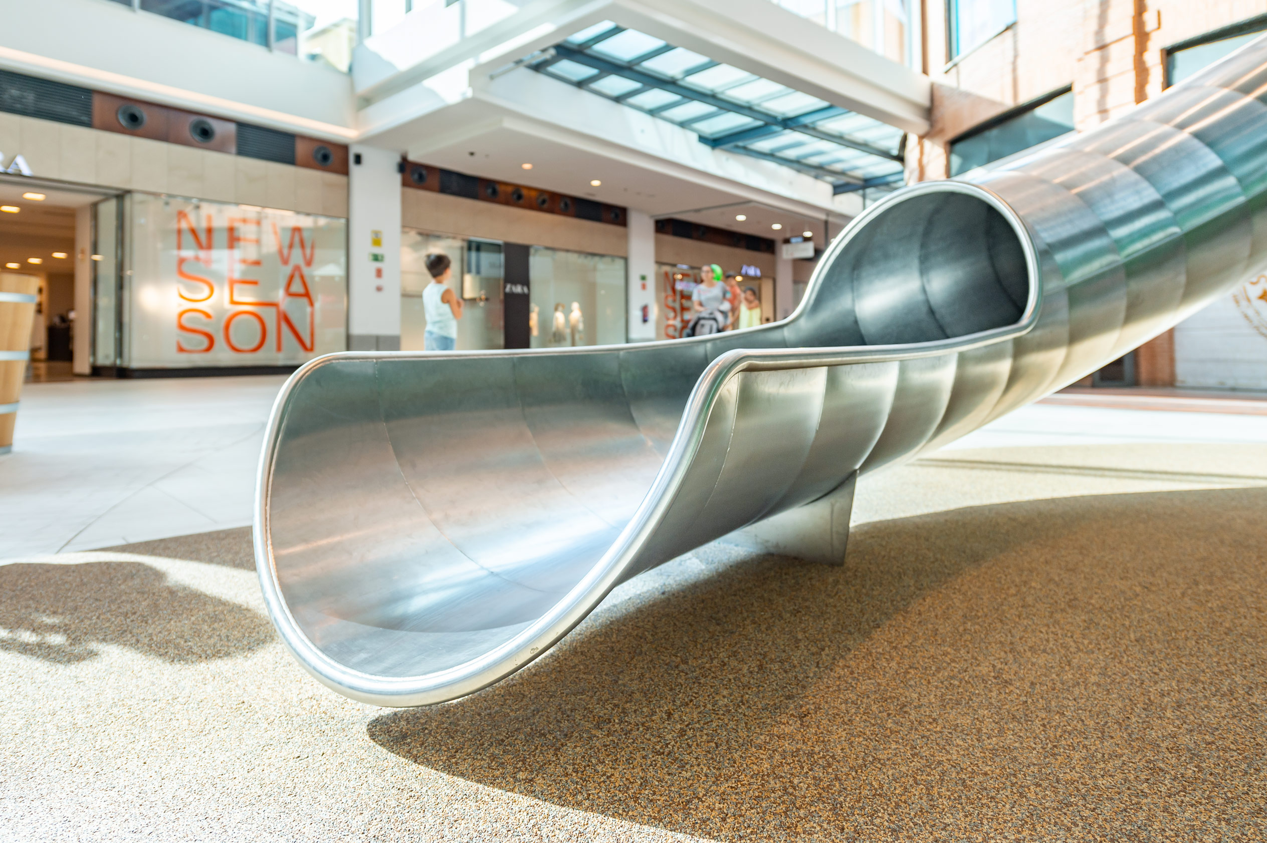 atlantics Edelstahlrutsche im EInkaufszentrum Espacio Torrelodones in Spanien, Tunnelrutsche, Shopping Center, Indoorrutsche, Mall