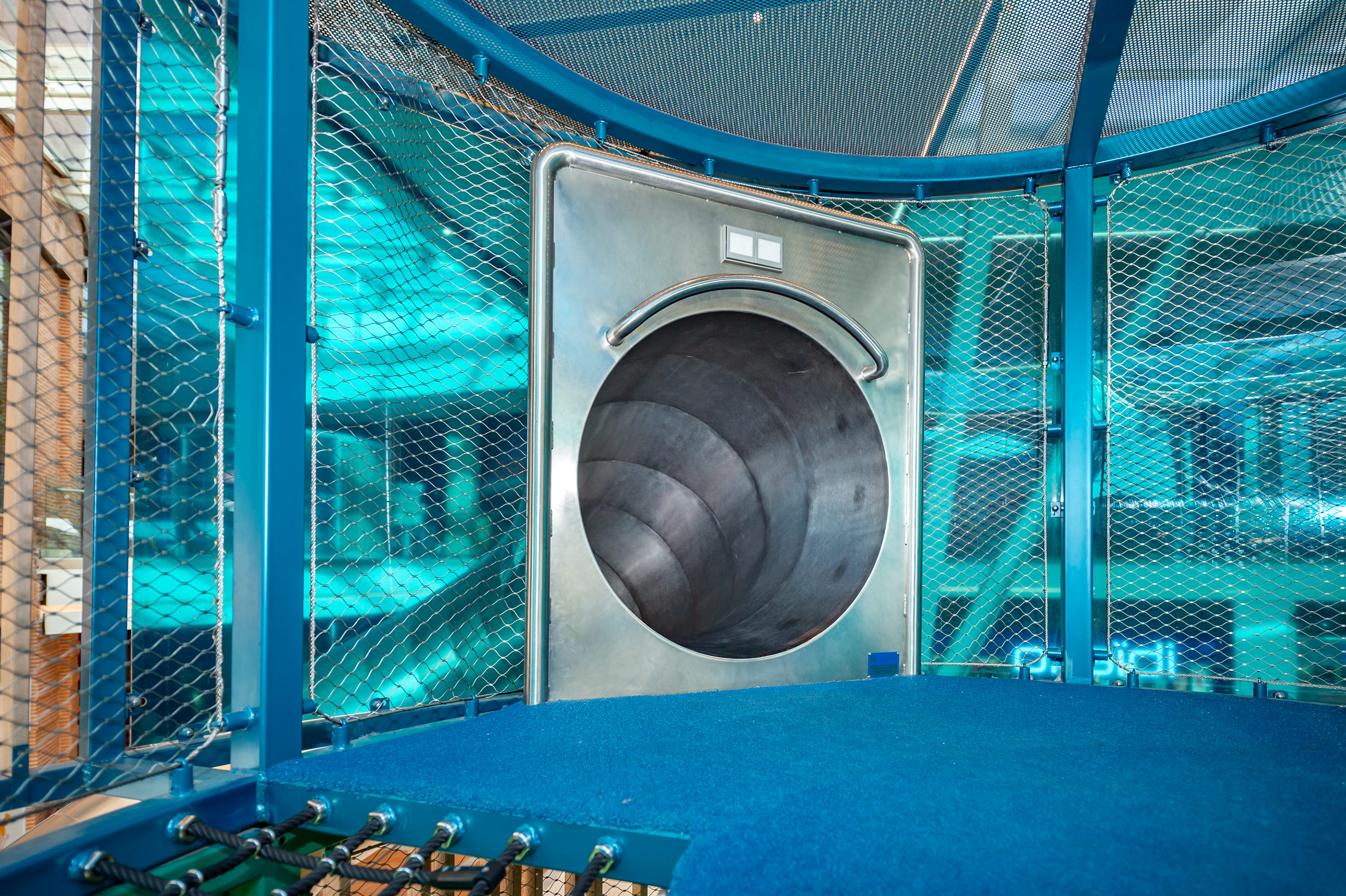 atlantics Edelstahlrutsche im EInkaufszentrum Espacio Torrelodones in Spanien, Tunnelrutsche, Shopping Center, Indoorrutsche, Mall