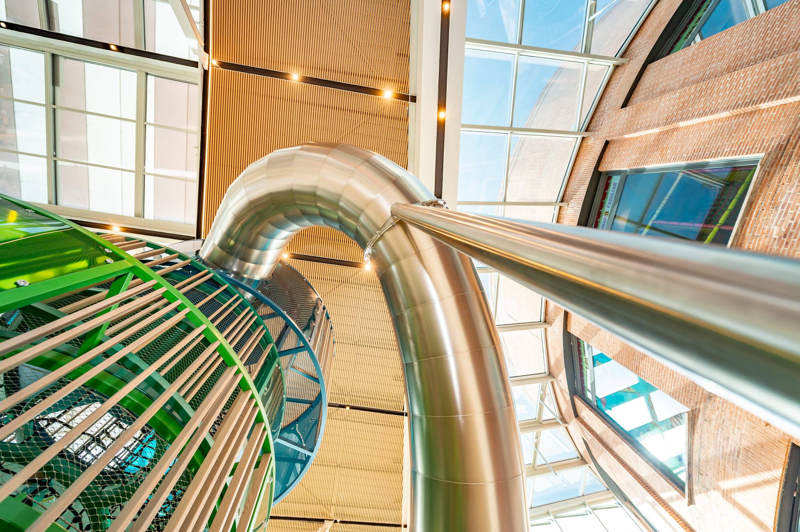 atlantics Edelstahlrutsche im EInkaufszentrum Espacio Torrelodones in Spanien, Tunnelrutsche, Shopping Center, Indoorrutsche, Mall