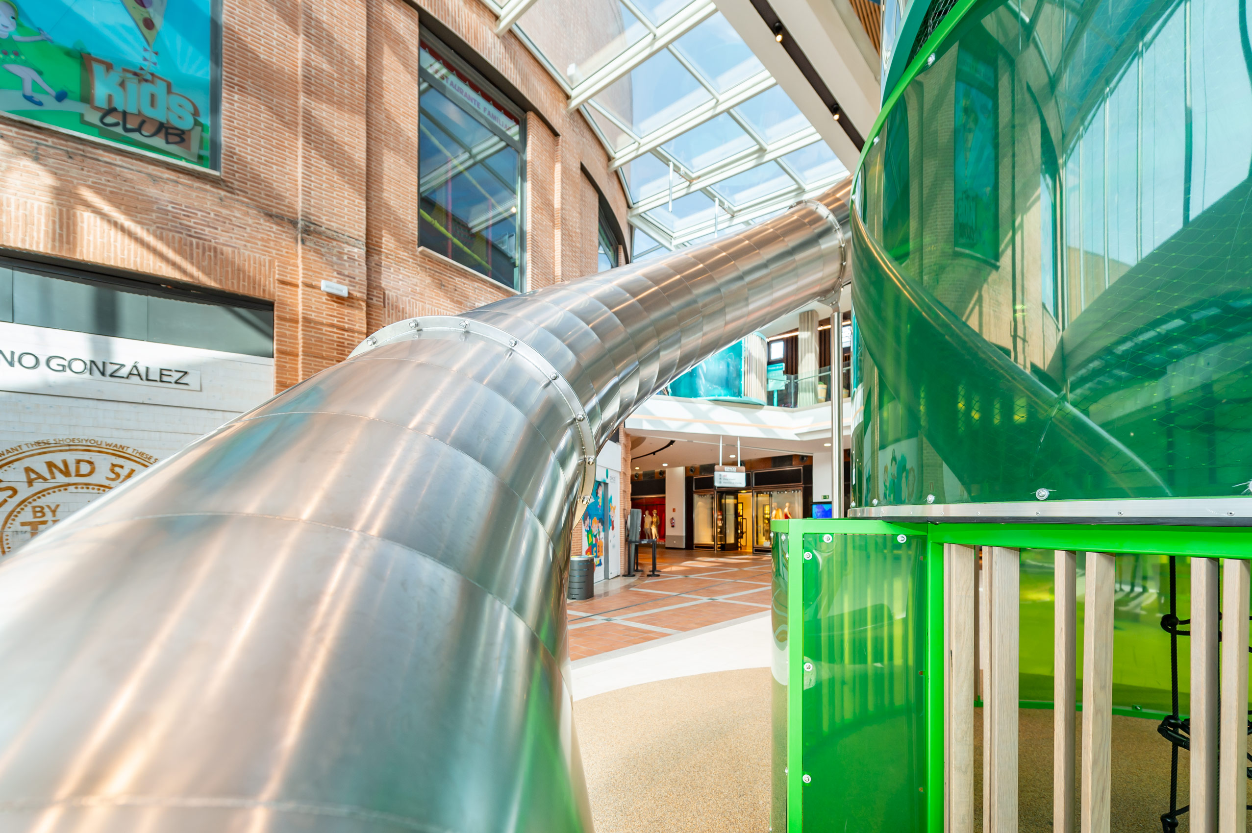 atlantics Edelstahlrutsche im EInkaufszentrum Espacio Torrelodones in Spanien, Tunnelrutsche, Shopping Center, Indoorrutsche, Mall