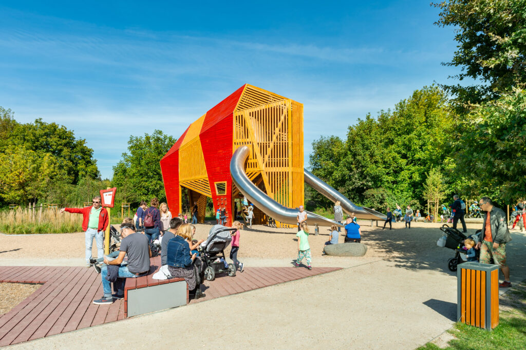 atlantics rutschkanor i rostfritt stål i Park Mamuta i Wrocław, Polen, lekplatsrutschkanor
