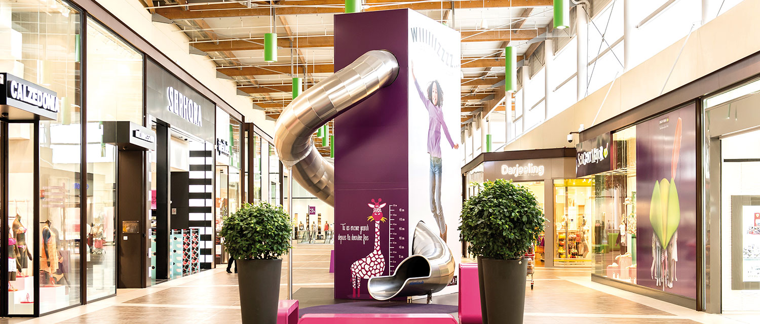 riesige Einkaufstasche atlantics Edelstahlrutsche Einkaufszentrum in Le Havre in Frankreich indoor shoppingcenter