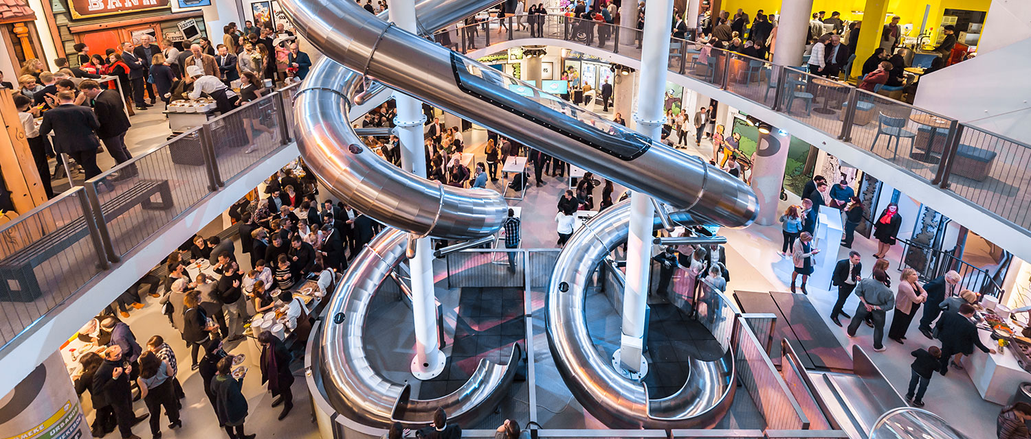 atlantics Edelstahlrutschen in der Comics Station in Antwerpen in Belgien, Tunnelrutschen mit Bullaugen, Indoorrutschen, Freizeitpark