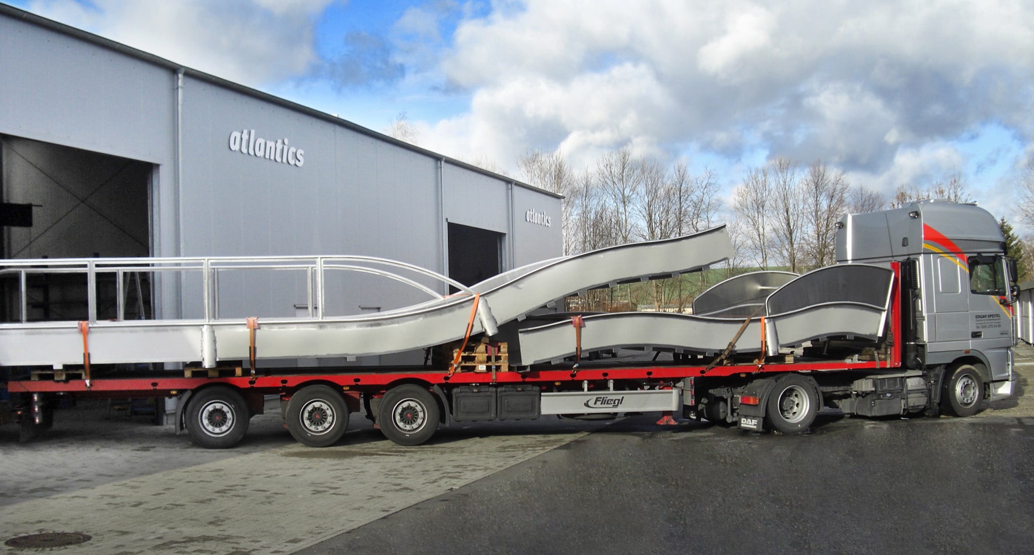 Der Transport einer Wasserrutsche mit Landebecken aus Edelstahl per Spedition von der atlantics GmbH zum geplanten Aufstellungsort
