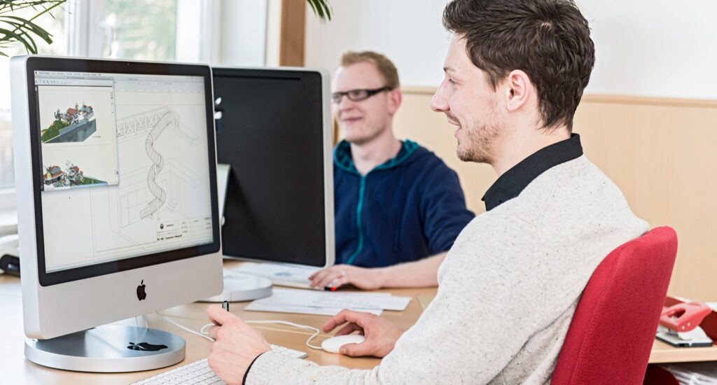 En konstruktör hos atlantics GmbH vid konstruktion och visualisering av ett nytt byggprojekt.