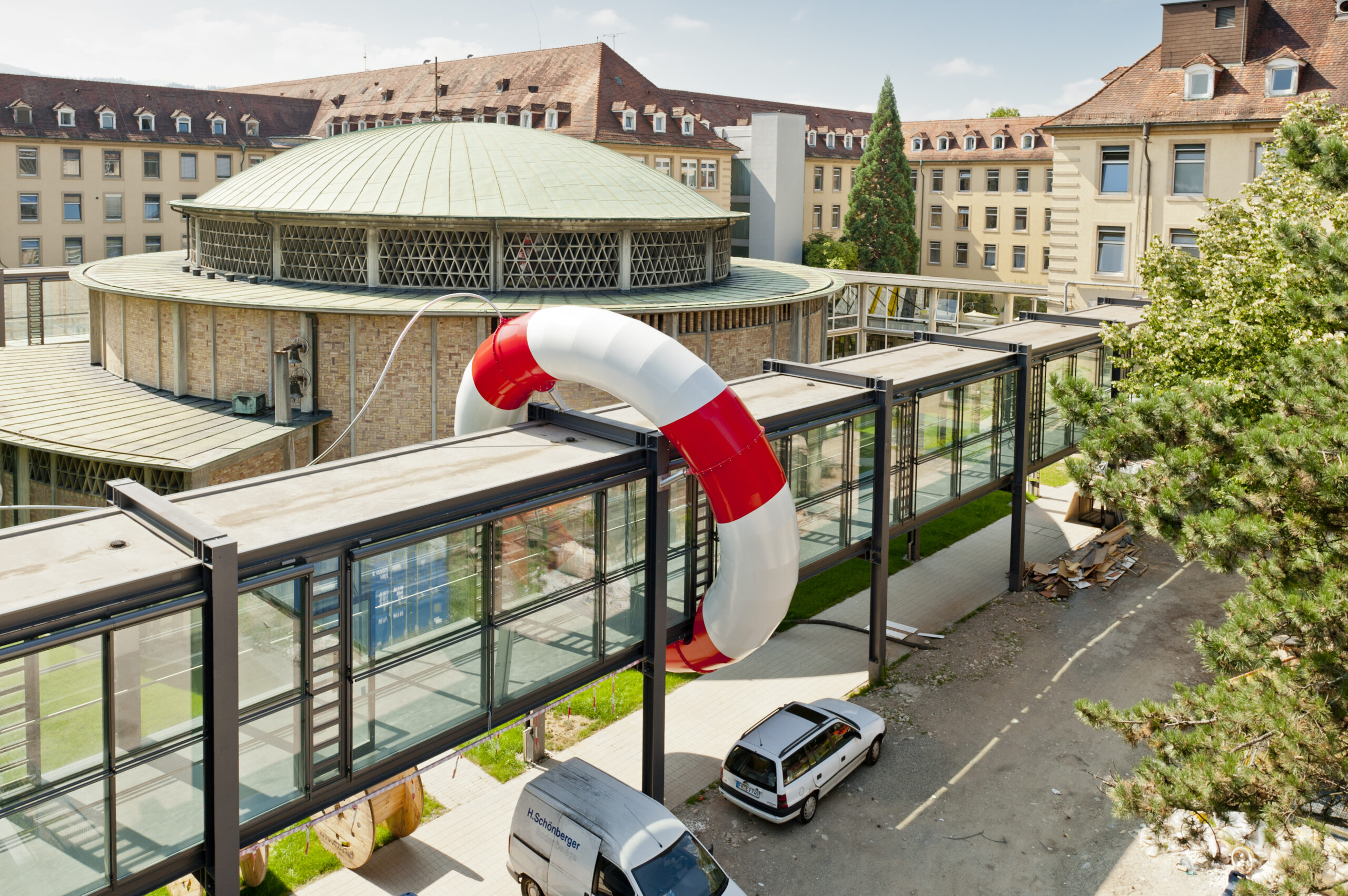 atlantics Edelstahl XXL Rettungsring als Spezialprodukt und Kunstinstallation am Universitätsklinikum Freiburg