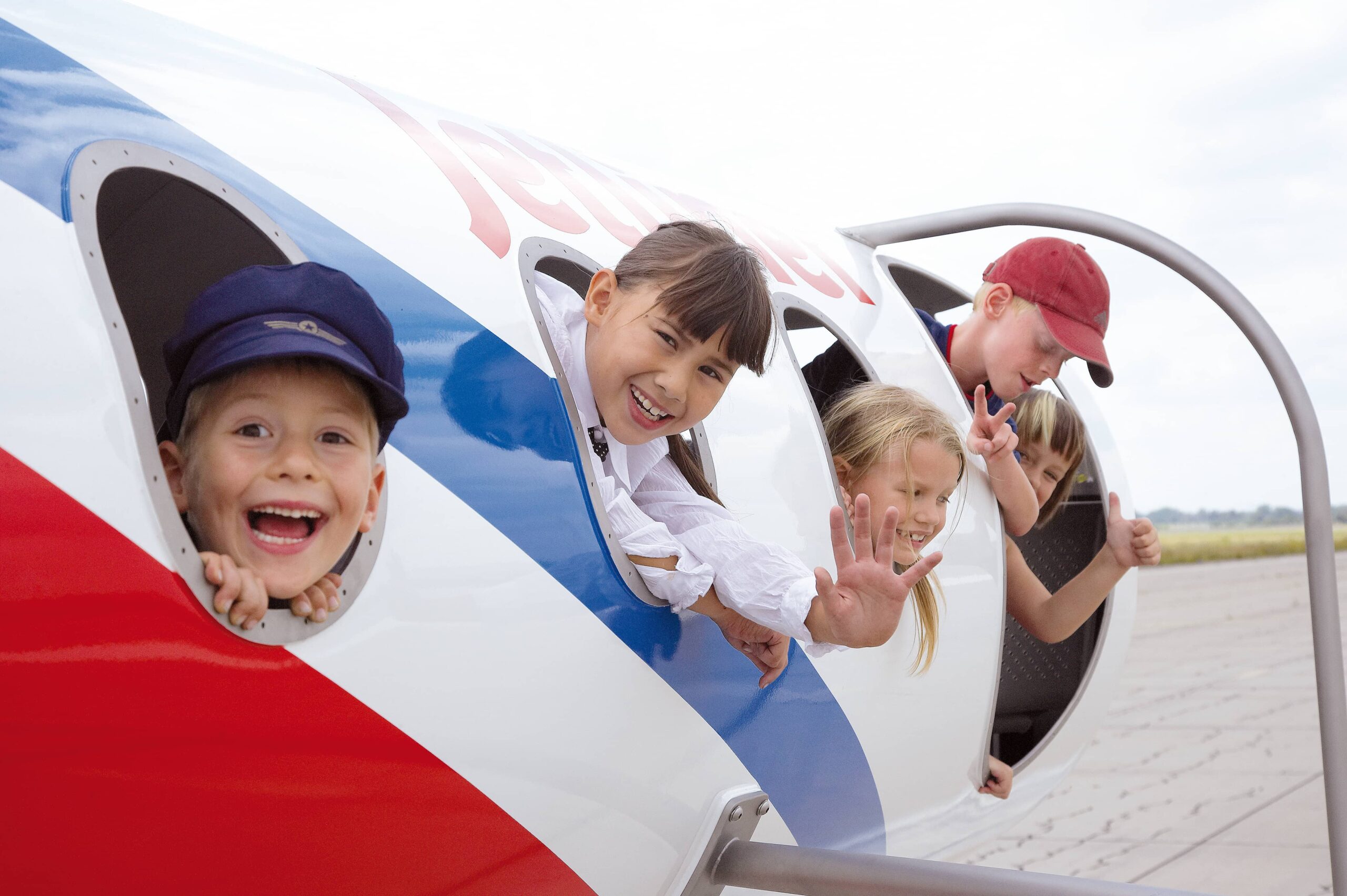 Kinder schauen aus dem atlantics Spezialprodukt Spielflugzeug aus Edelstahl