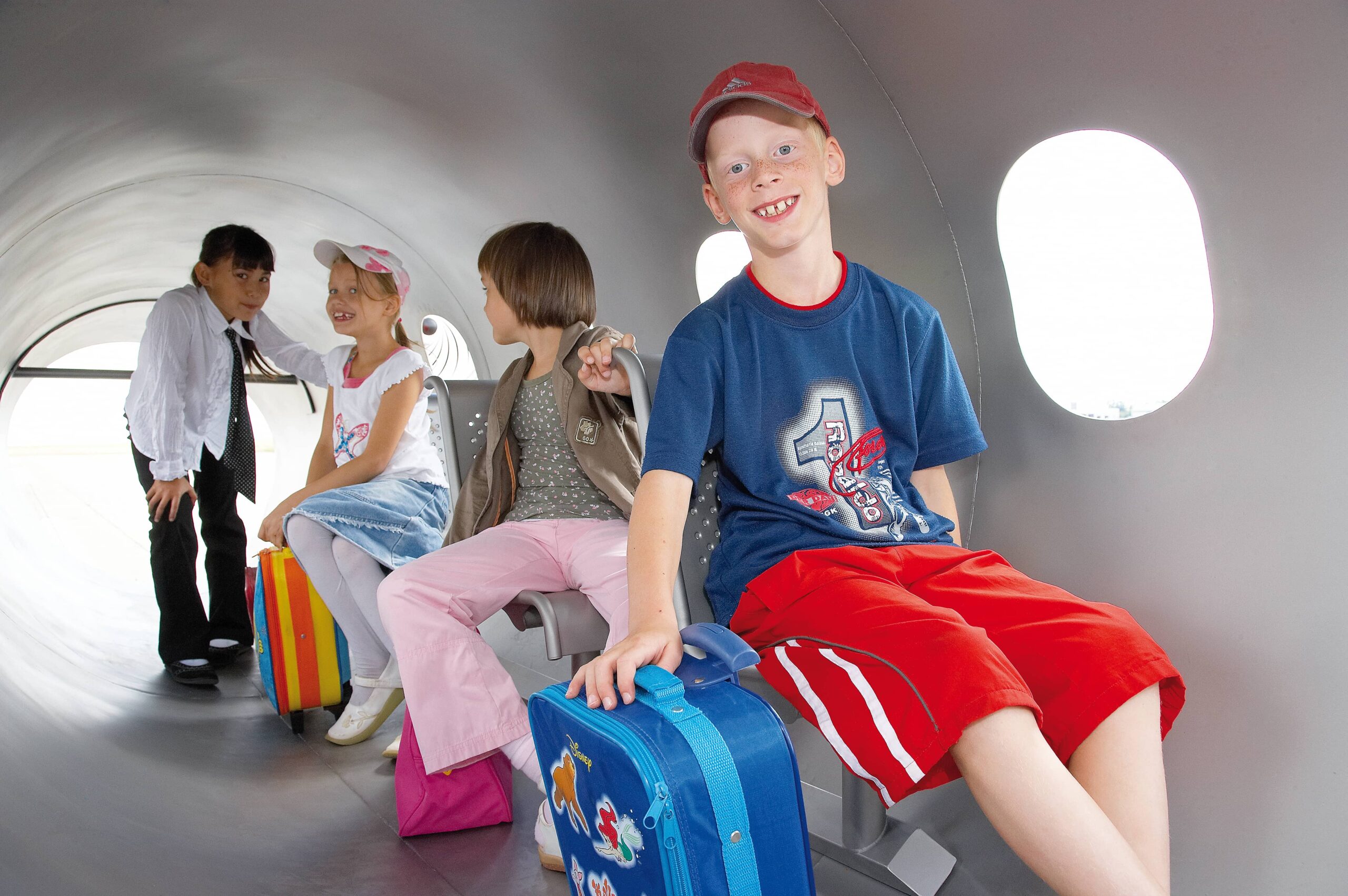 Kinder im atlantics Spezialprodukt Spielflugzeug aus Edelstahl