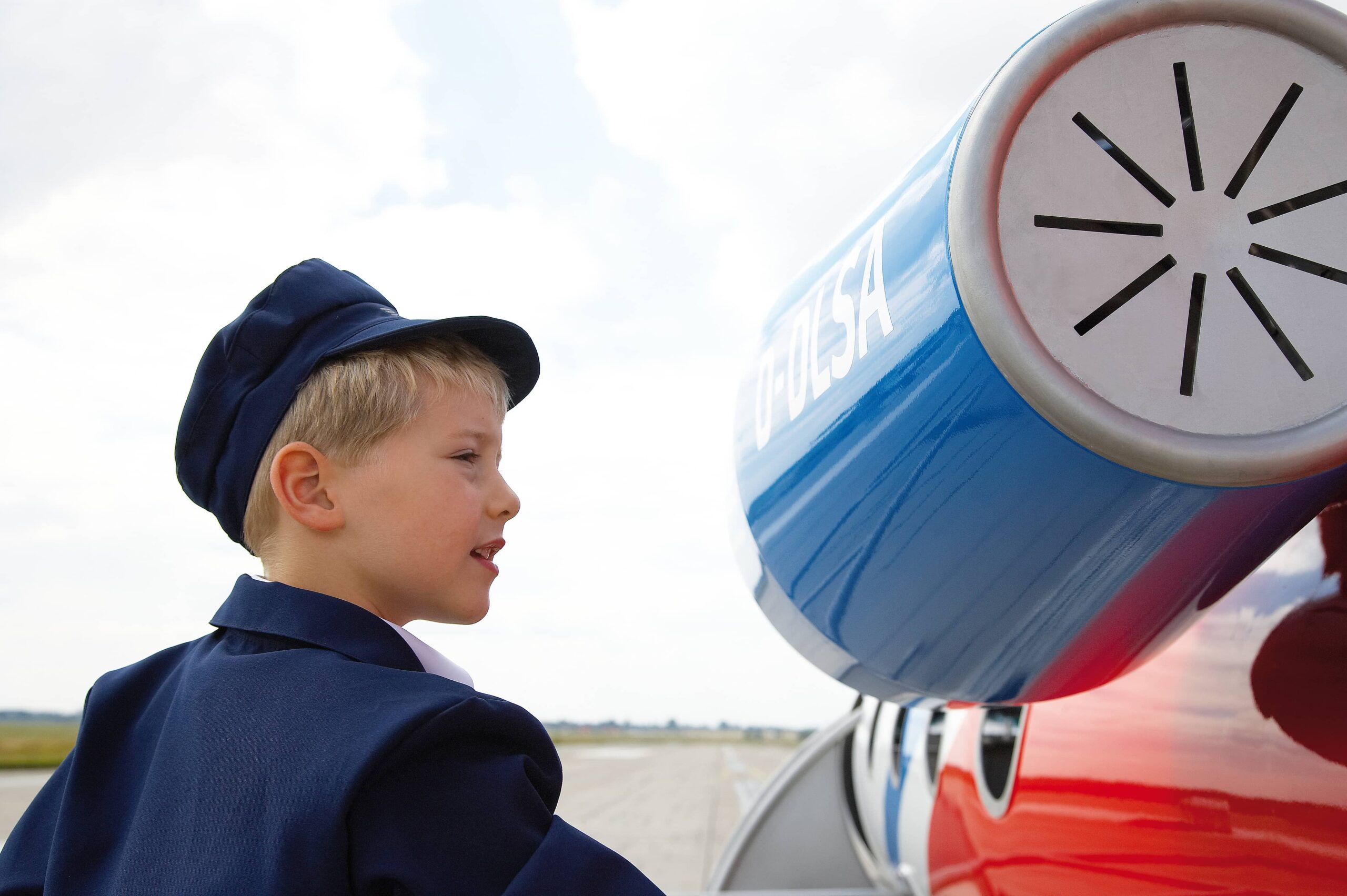 Junge am atlantics Spezialprodukt Spielflugzeug aus Edelstahl