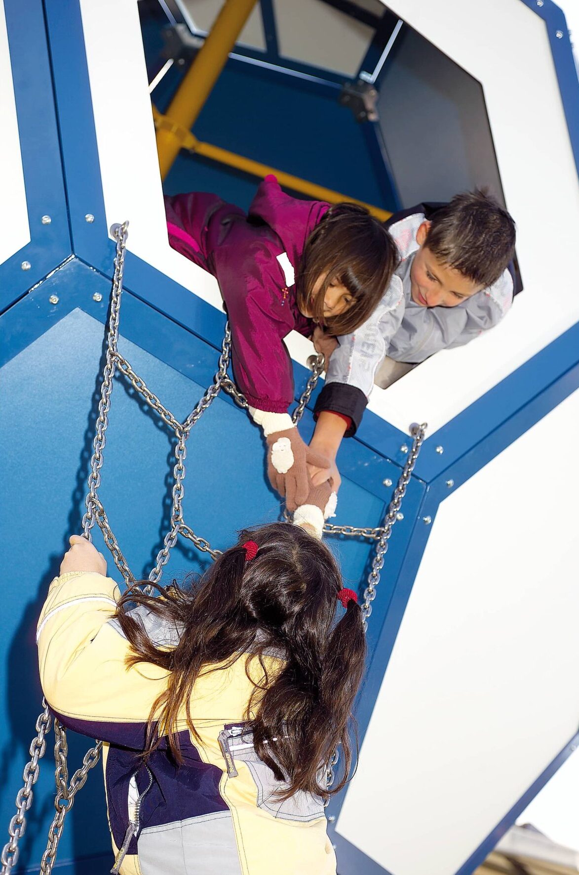 Kinder spielen am atlantics Spezialprodukt Spielfußball aus Edelstahl