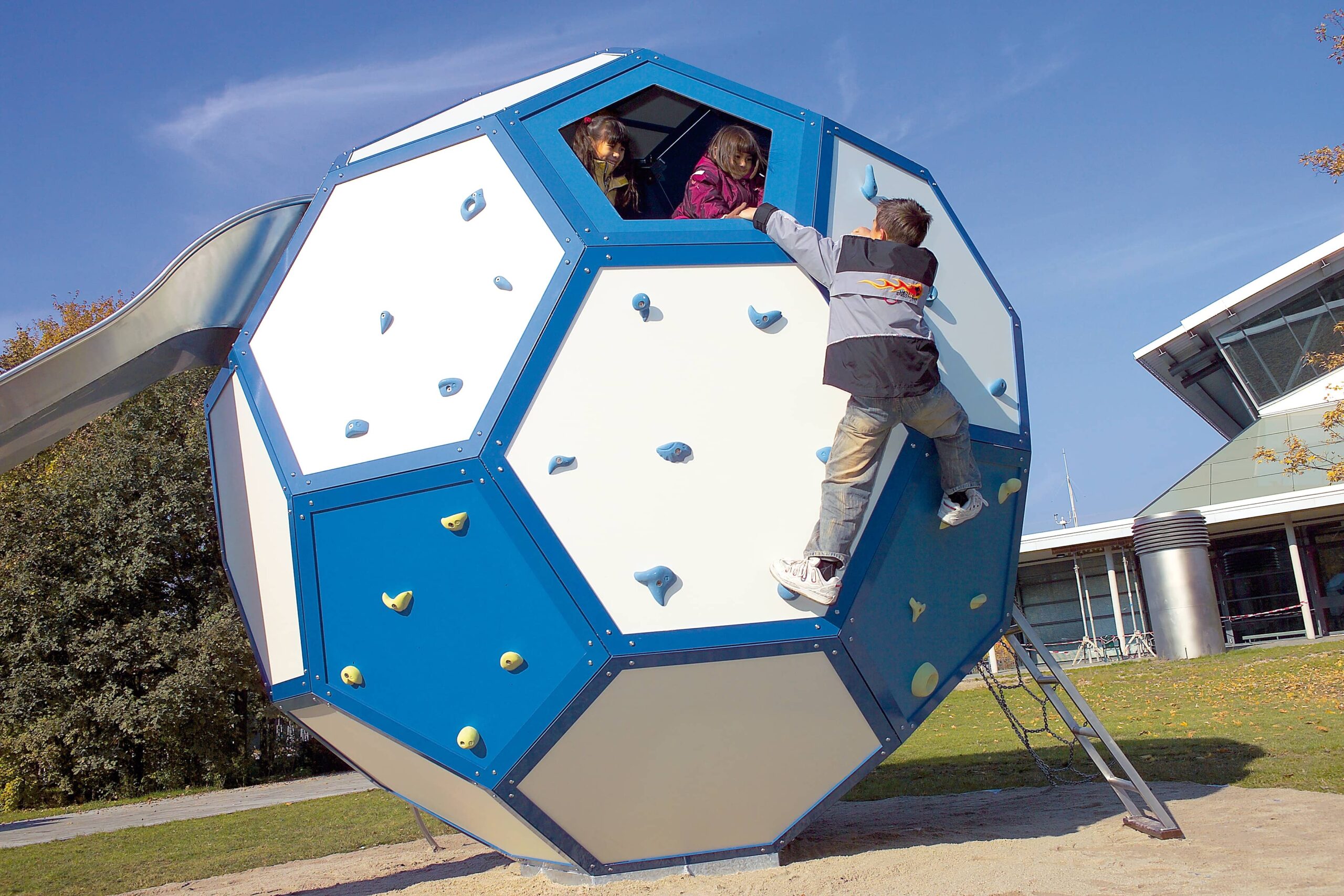 Kinder spielen am atlantics Spezialprodukt Spielfußball aus Edelstahl