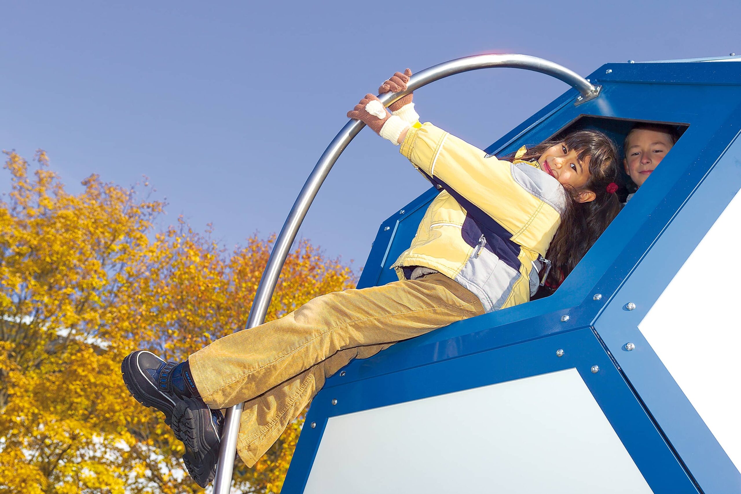 Kinder spielen am atlantics Spezialprodukt Spielfußball aus Edelstahl