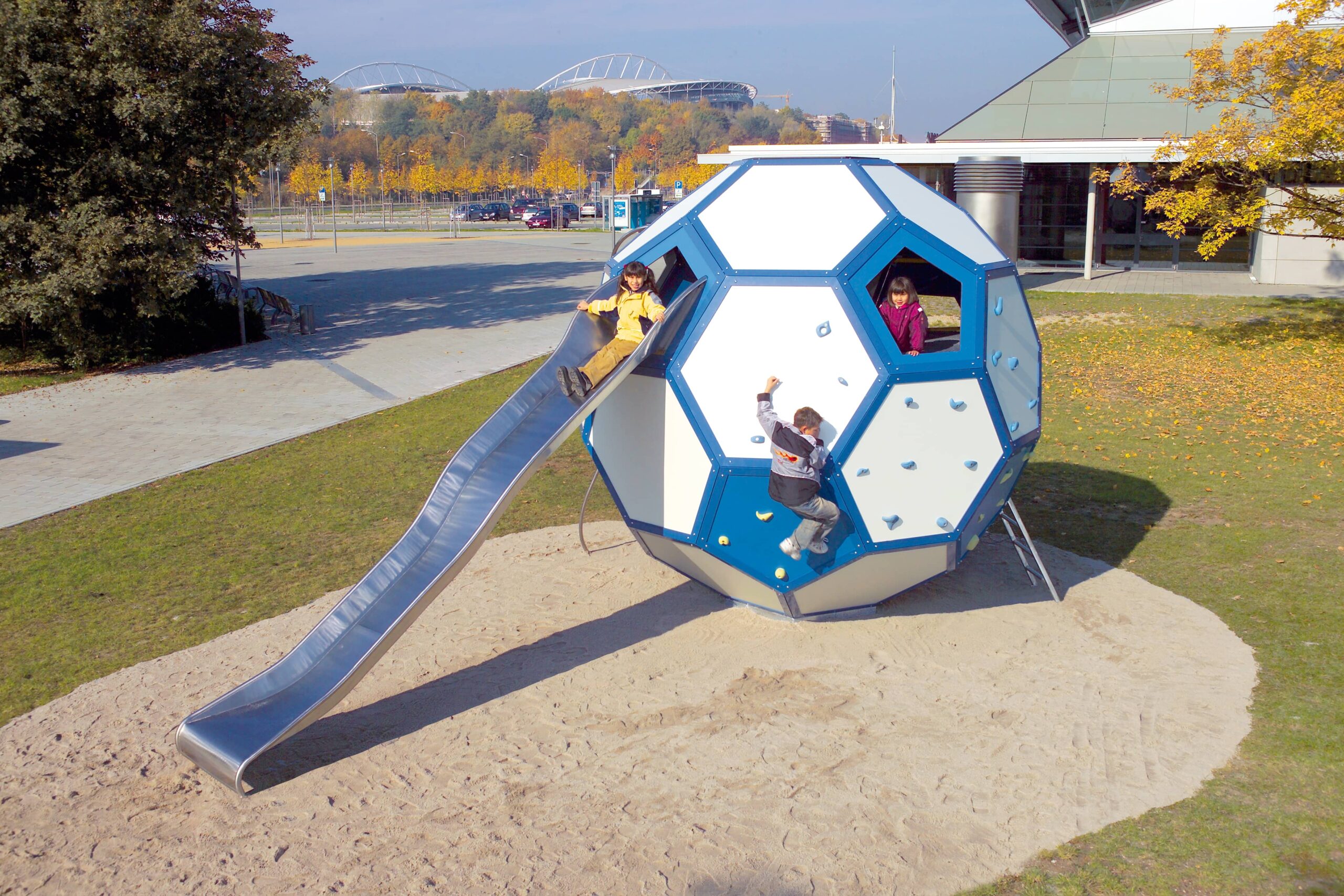 Kinder spielen am atlantics Spezialprodukt Spielfußball aus Edelstahl