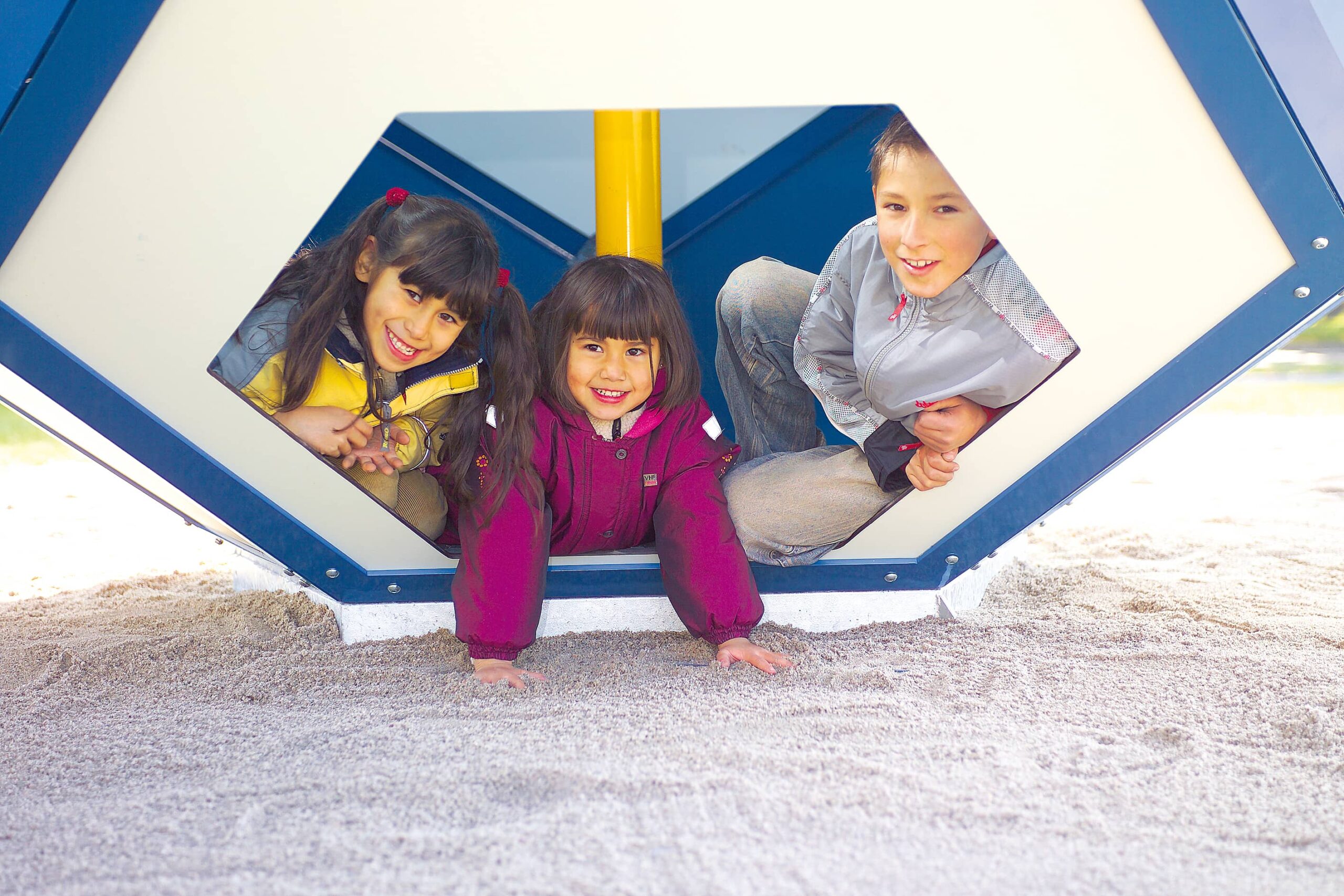 Kinder spielen am atlantics Spezialprodukt Spielfußball aus Edelstahl