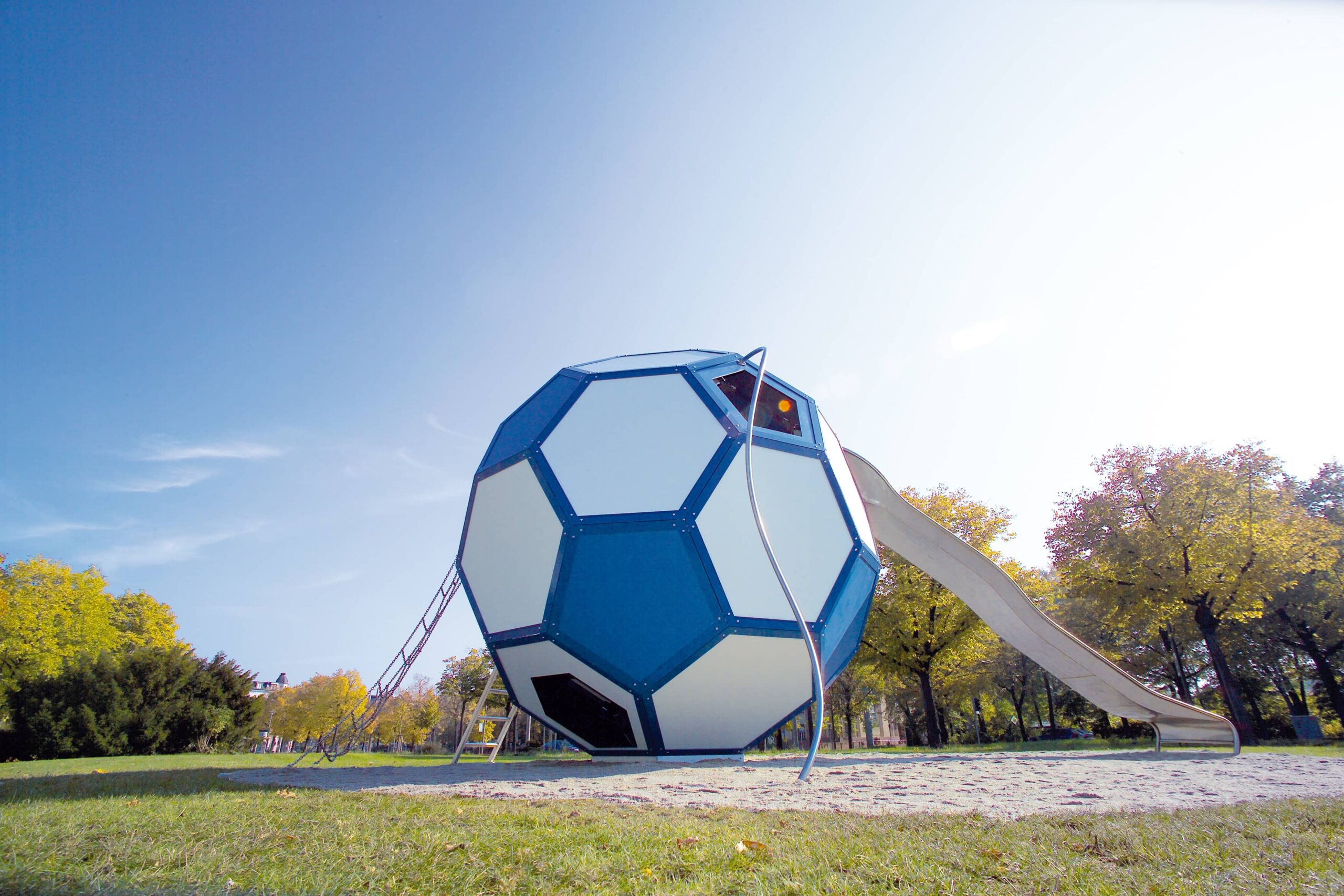 atlantics Spezialprodukt Spielfußball aus Edelstahl