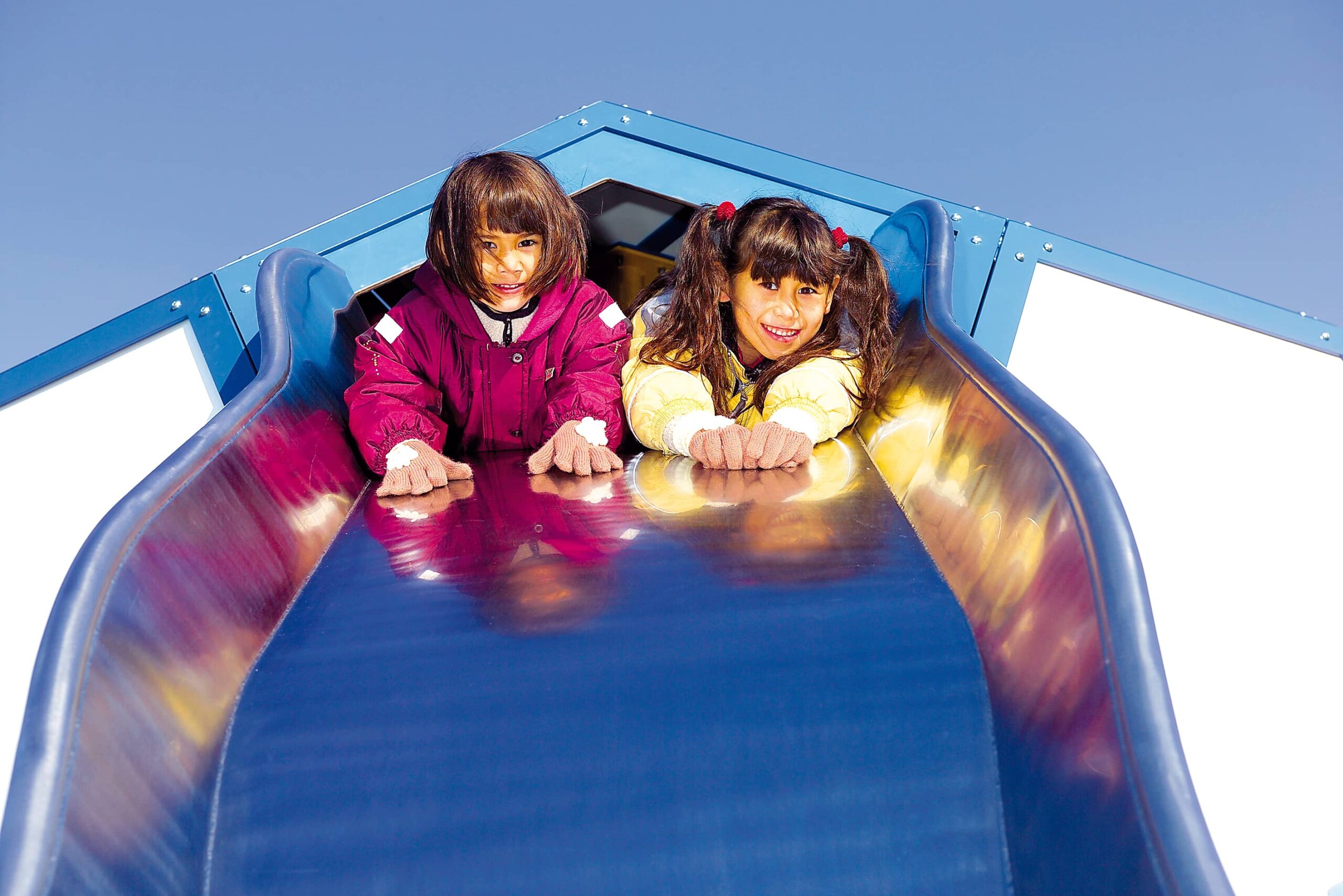 Mädchen rutschen am atlantics Spezialprodukt Spielfußball aus Edelstahl