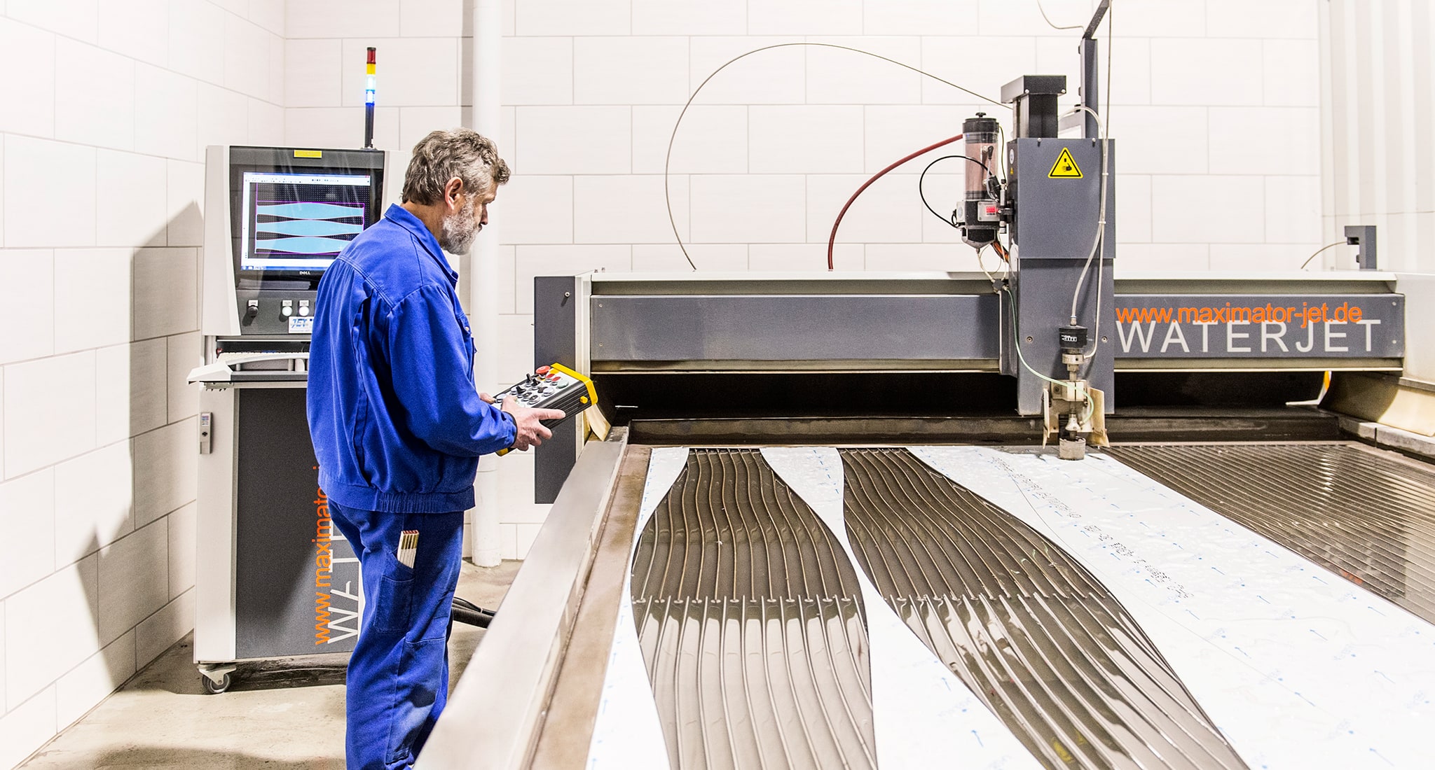 Die Vorproduktion der atlantics GmbH beim Zuschneiden der Segmente mittels einer Wasserstrahlschneidanlage.