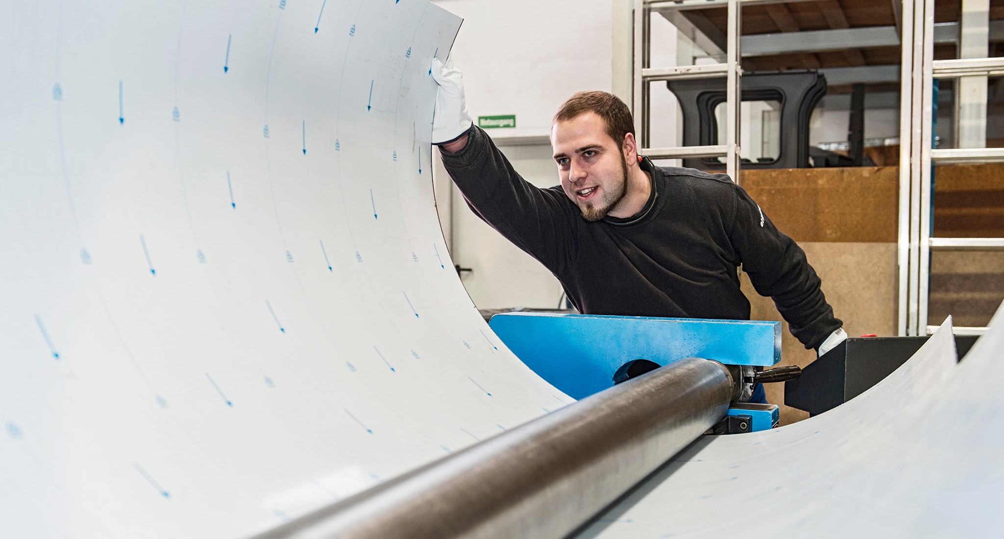 Das geschnittene Segment wird nun mit der Walzenmaschine in Form gebracht