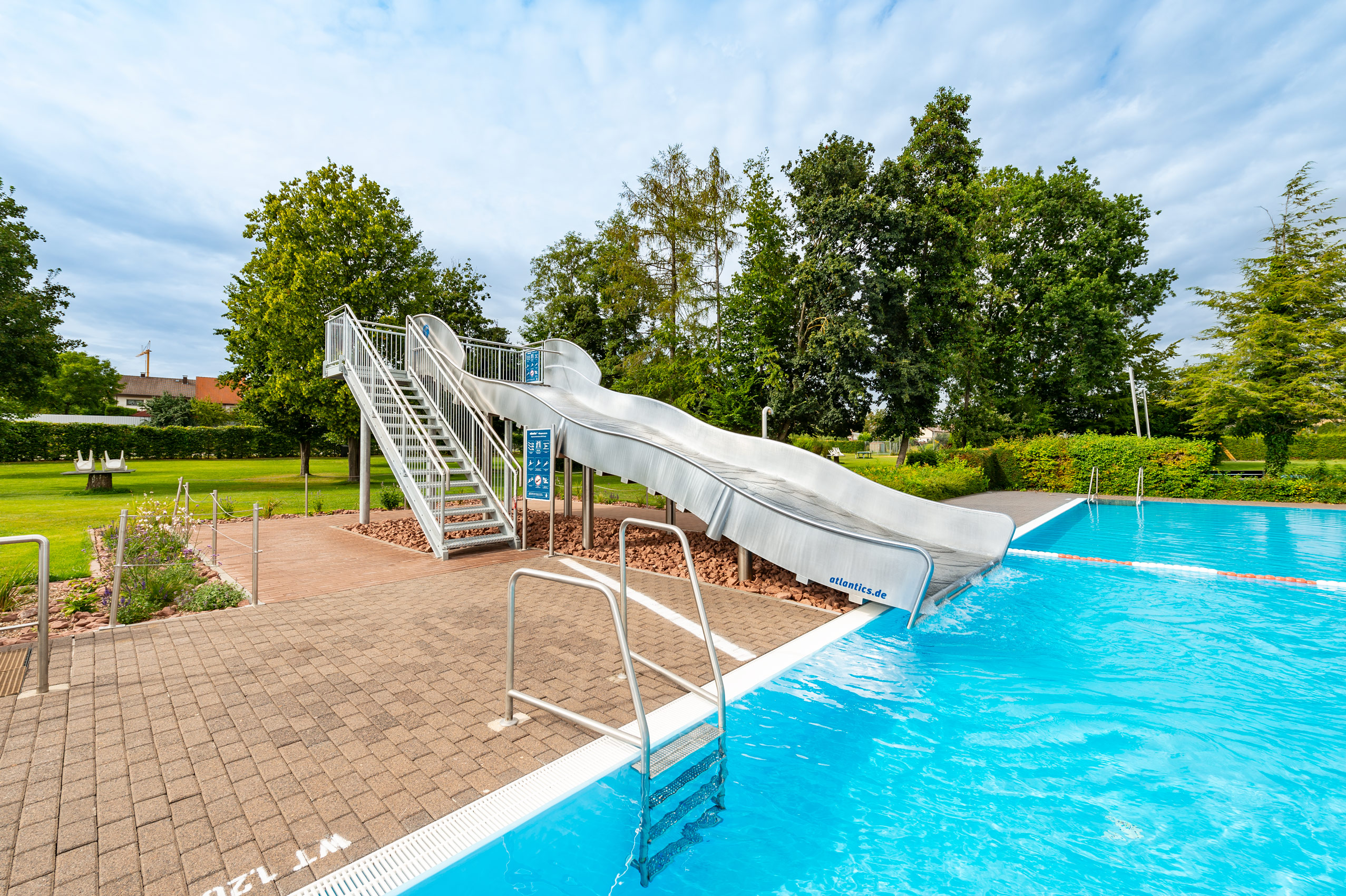 atlantics Edelstahlrutsche im Bleicher-Schwimmbad in Neubrunn, Breitwasserrutsche, Kastenrutsche, Wellenrutsche, Wasserrutsche