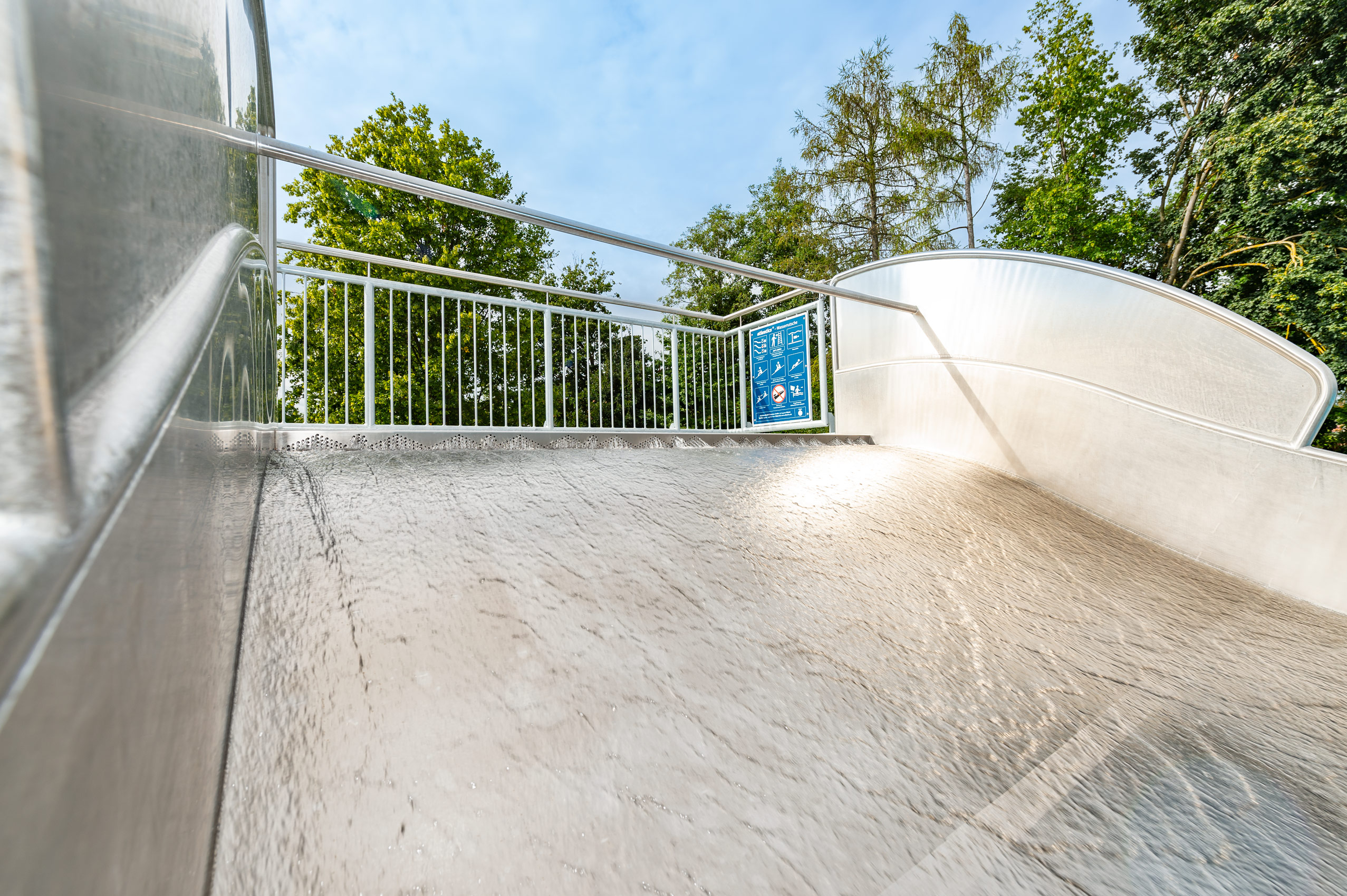 atlantics Edelstahlrutsche im Bleicher-Schwimmbad in Neubrunn, Breitwasserrutsche, Kastenrutsche, Wellenrutsche, Wasserrutsche