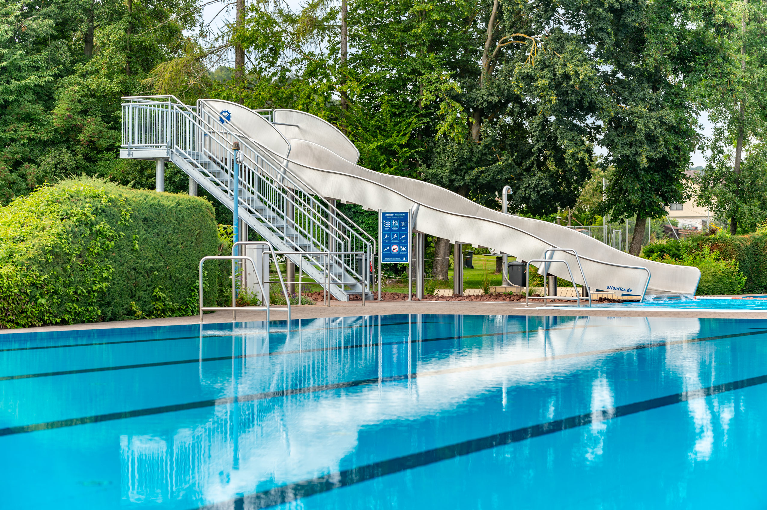 atlantics Edelstahlrutsche im Bleicher-Schwimmbad in Neubrunn, Breitwasserrutsche, Kastenrutsche, Wellenrutsche, Wasserrutsche