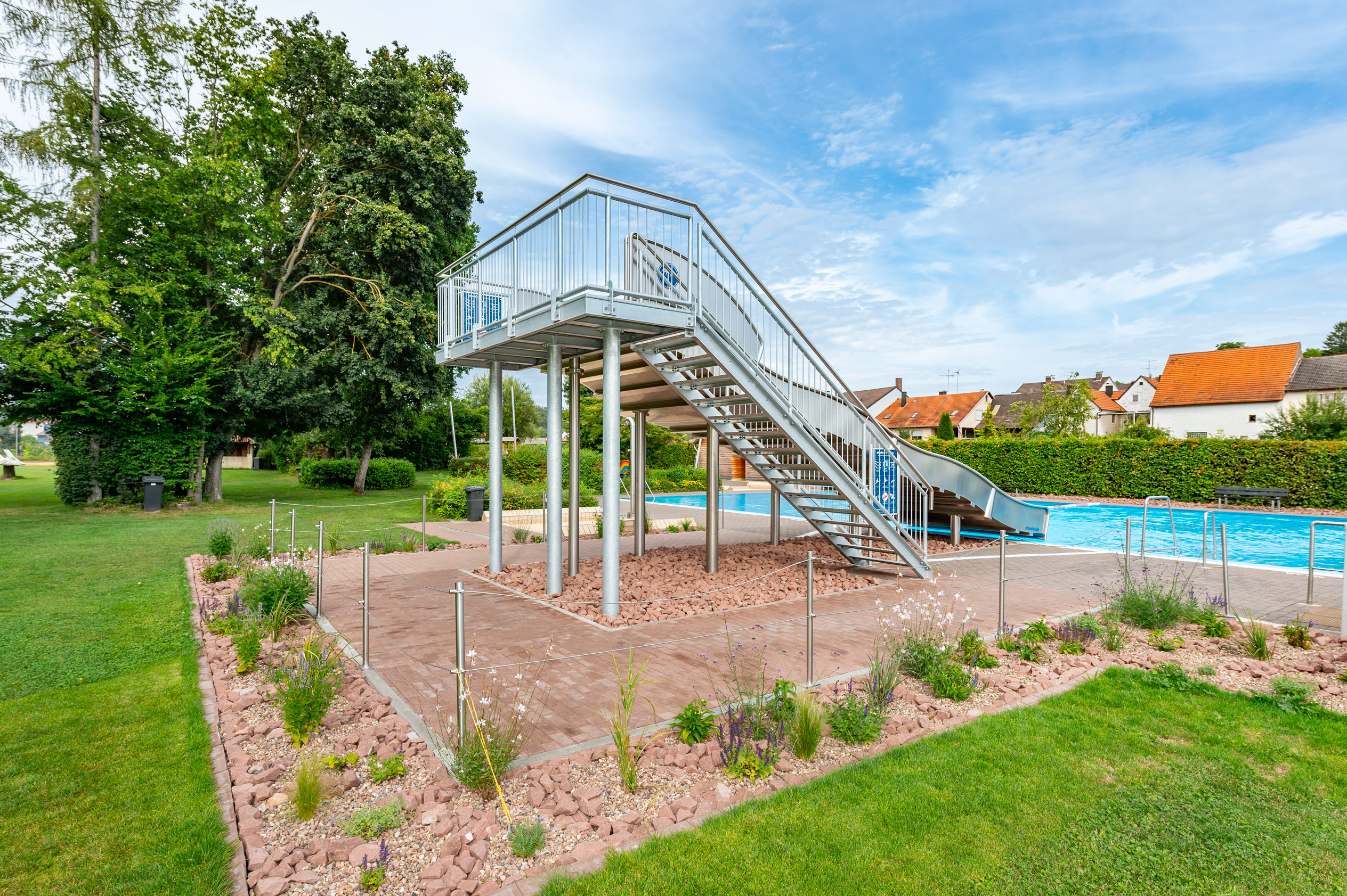 atlantics Edelstahlrutsche im Bleicher-Schwimmbad in Neubrunn, Breitwasserrutsche, Kastenrutsche, Wellenrutsche, Wasserrutsche