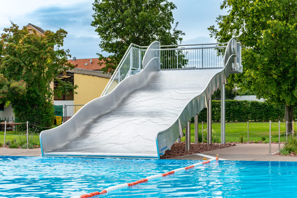 Escorrega de aço inoxidável atlantics na Piscina Bleicher em Neubrunn, escorrega de água larga, Kastenrutsche, escorrega de ondas, escorrega aquático
