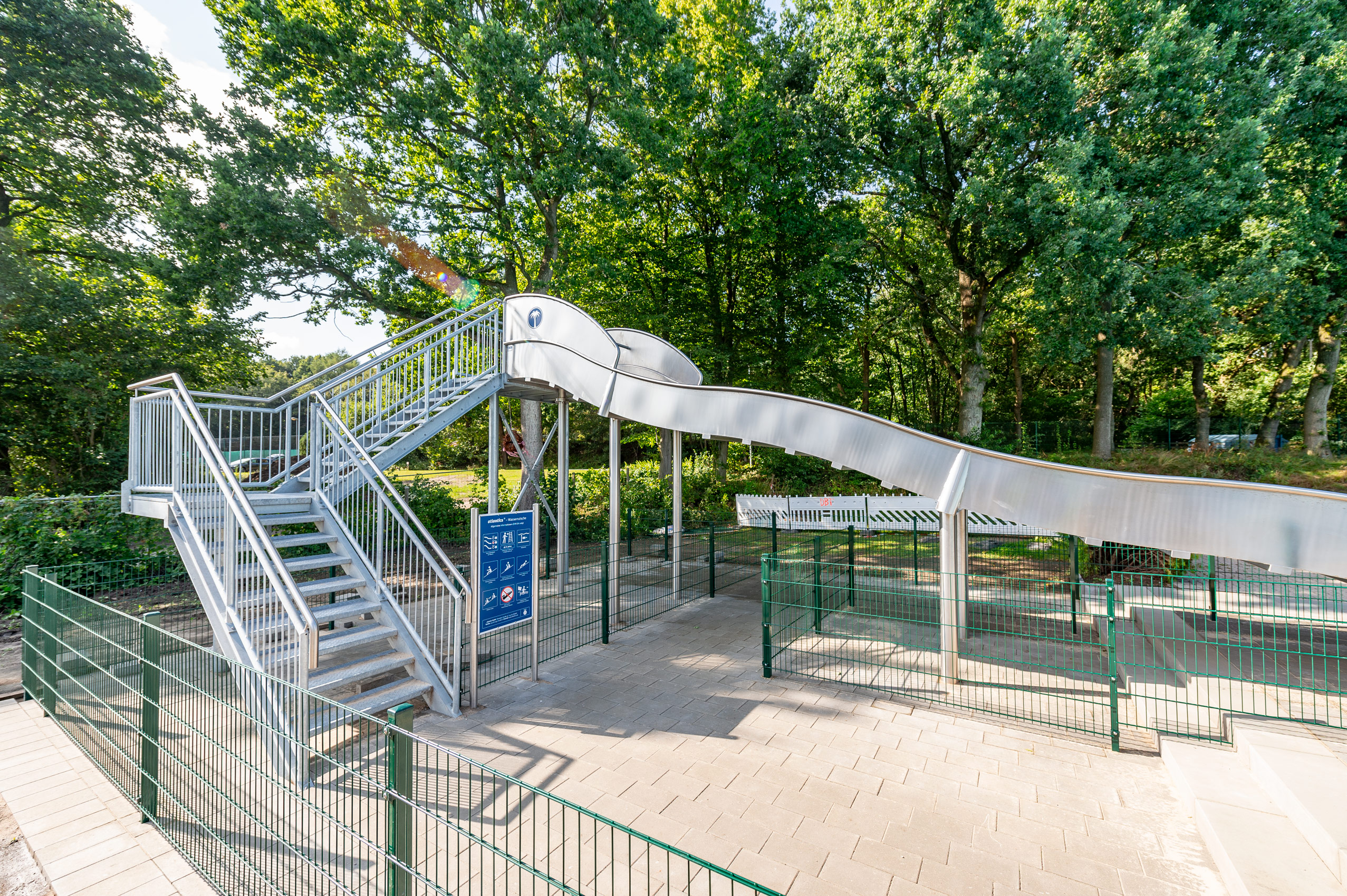 Breitwellenwasserrutsche aus Edelstahl im Freibad in Wacken, Breitwasserrutsche, Wasserrutsche, Wellenrutsche
