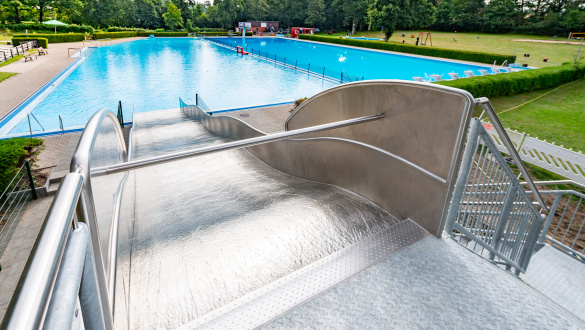 Breitwellenwasserrutsche aus Edelstahl im Freibad in Wacken
