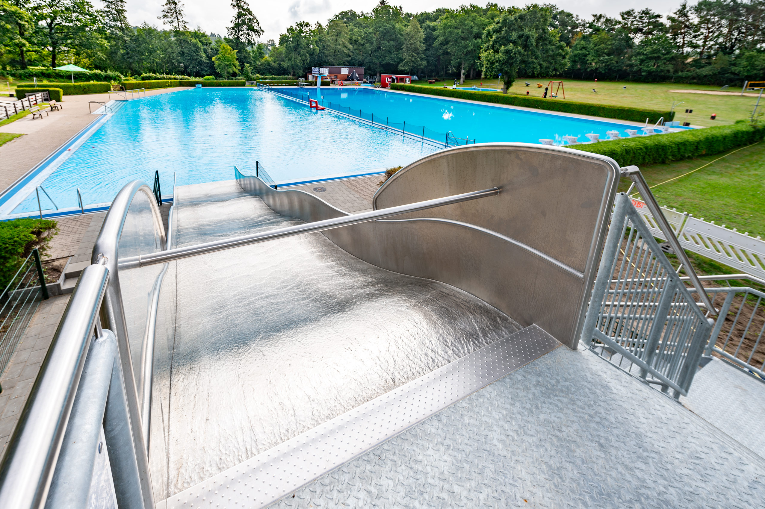 Breitwellenwasserrutsche aus Edelstahl im Freibad in Wacken, Breitwasserrutsche, Wasserrutsche, Wellenrutsche