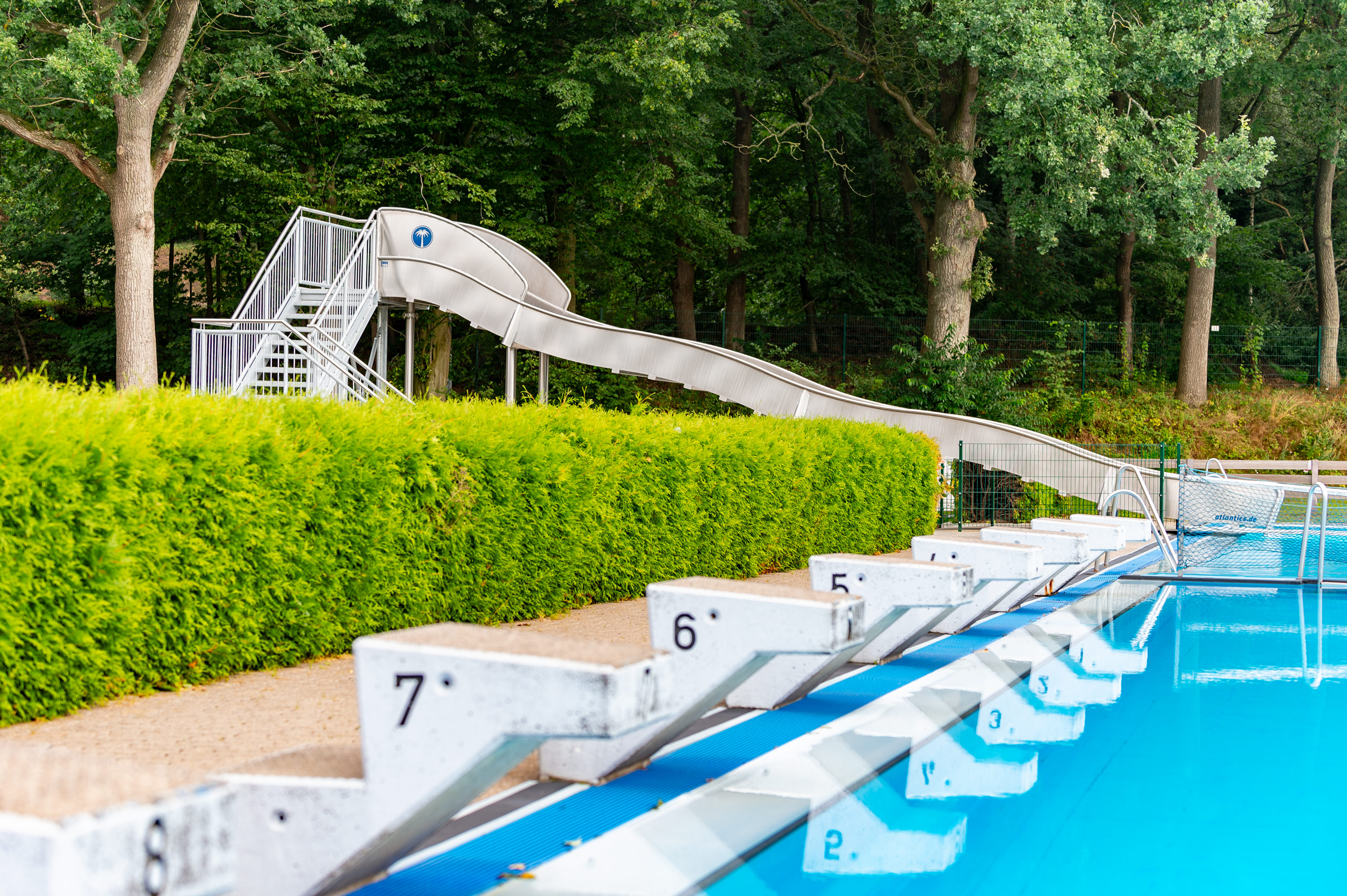 Breitwellenwasserrutsche aus Edelstahl im Freibad in Wacken, Breitwasserrutsche, Wasserrutsche, Wellenrutsche