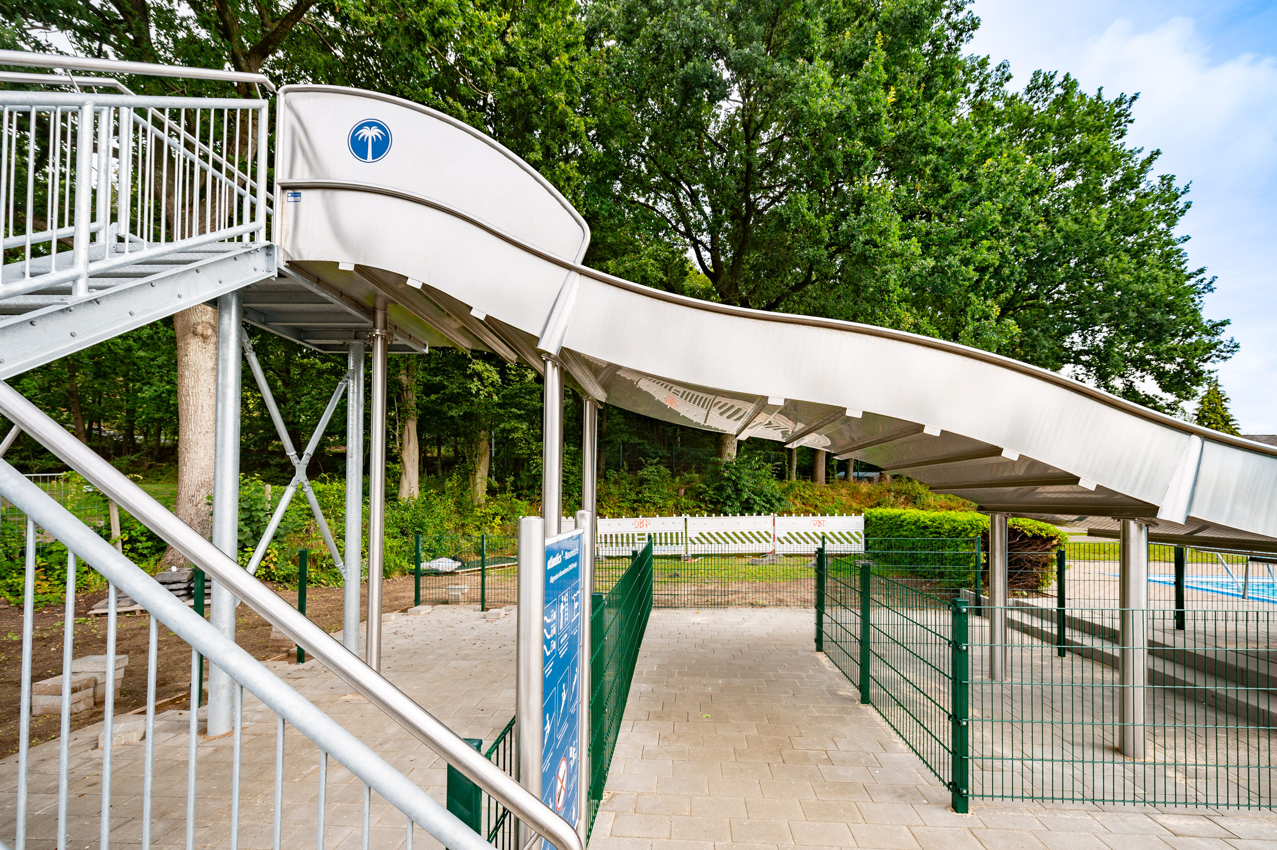 Breitwellenwasserrutsche aus Edelstahl im Freibad in Wacken, Breitwasserrutsche, Wasserrutsche, Wellenrutsche