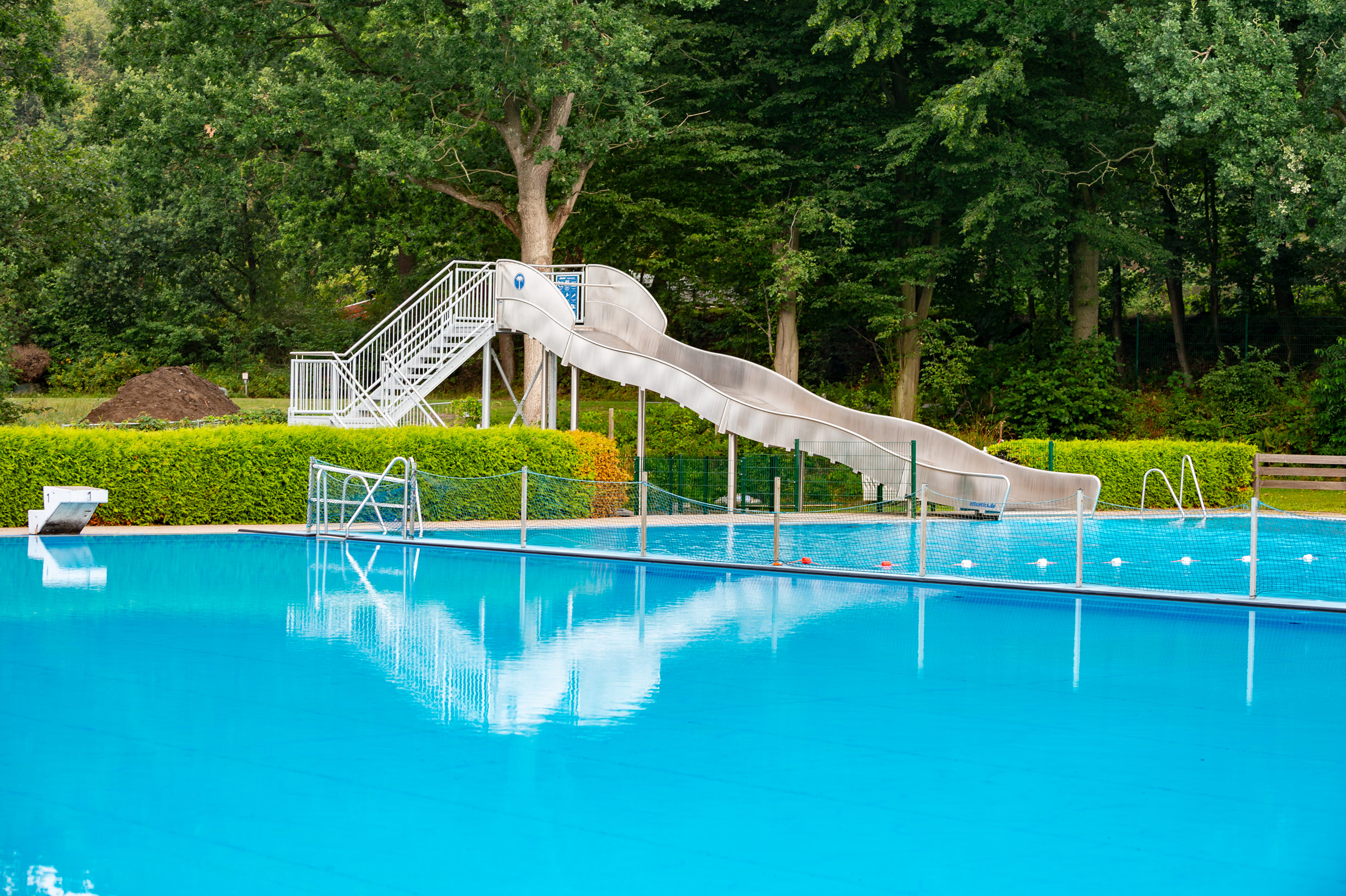 Breitwellenwasserrutsche aus Edelstahl im Freibad in Wacken, Breitwasserrutsche, Wasserrutsche, Wellenrutsche
