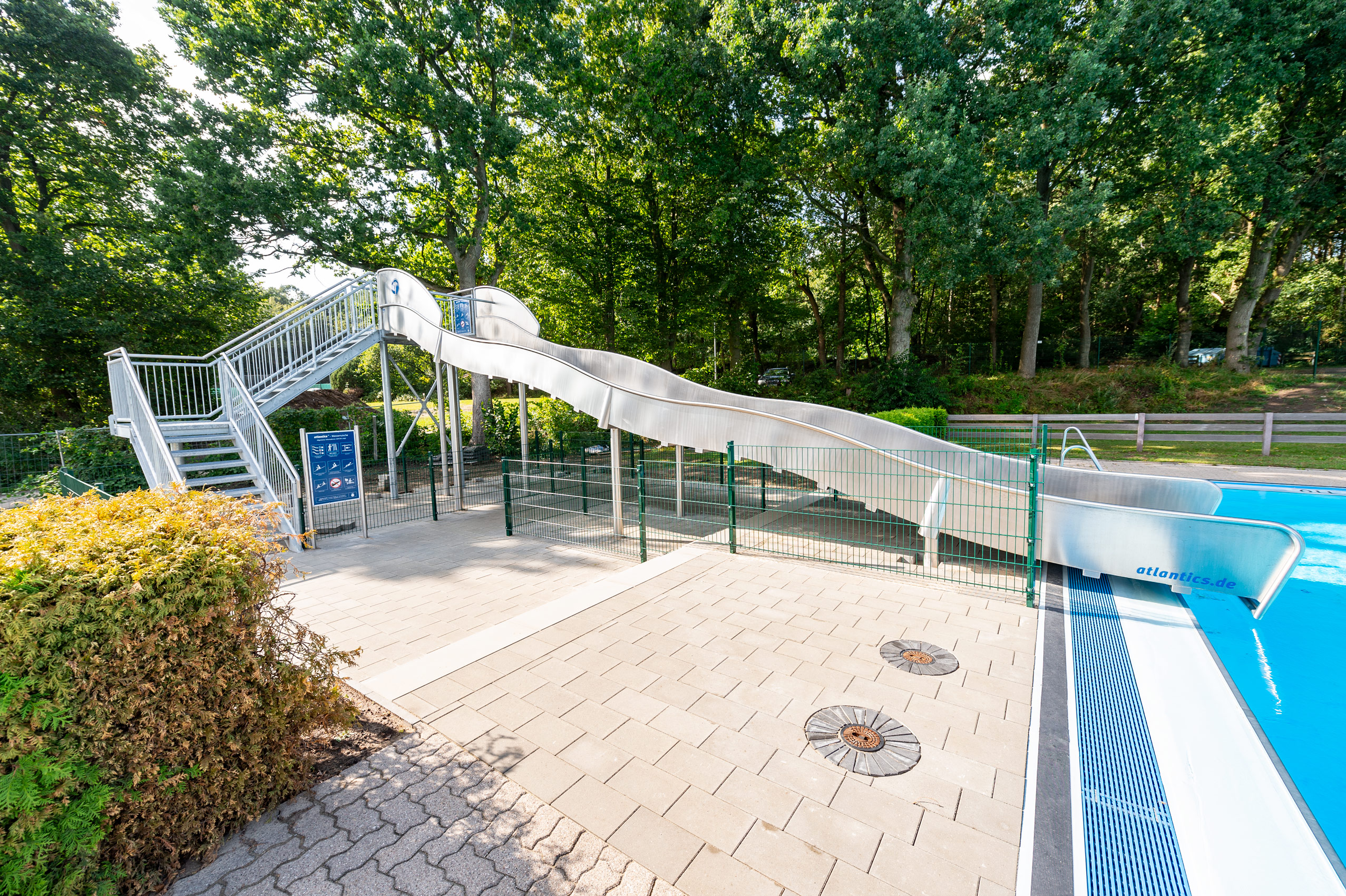 Breitwellenwasserrutsche aus Edelstahl im Freibad in Wacken, Breitwasserrutsche, Wasserrutsche, Wellenrutsche