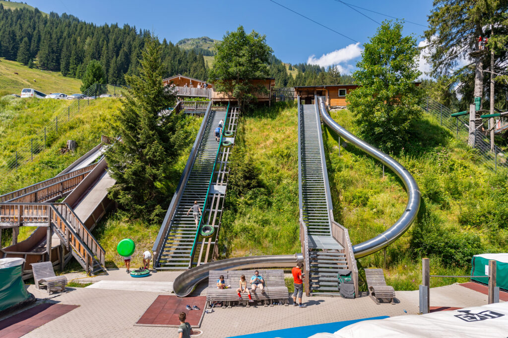 Röhrenrutsche am Abhang atlantics_edelstahlrutschen_hochseilpark-saalbach_hinterglemm-OEsterreich_hang_198542