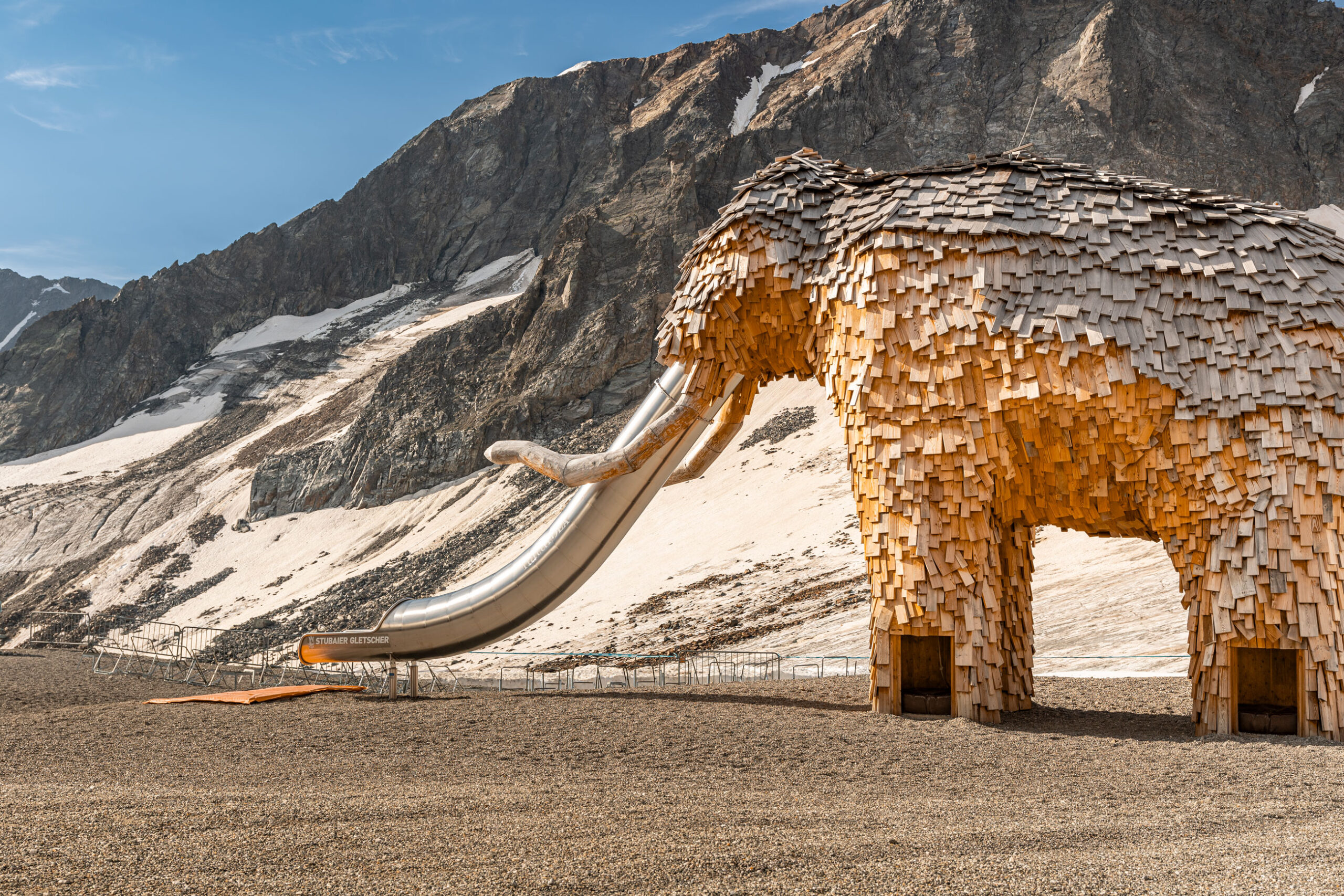 atlantics Edelstahlrutsche Riesen-Mammut Wollie in Neustift im Stubaital am Stubaier Gletscher, Tunnelsrutsche, Spielplatzrutsche