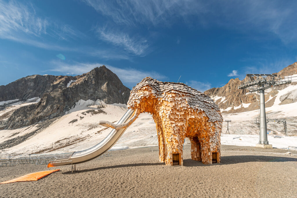 atlantics rostfri rutschkana jättemammuten Wollie i Neustift im Stubaital vid Stubaierglaciären, tunnelrutschkana, lekplatsrutschkana