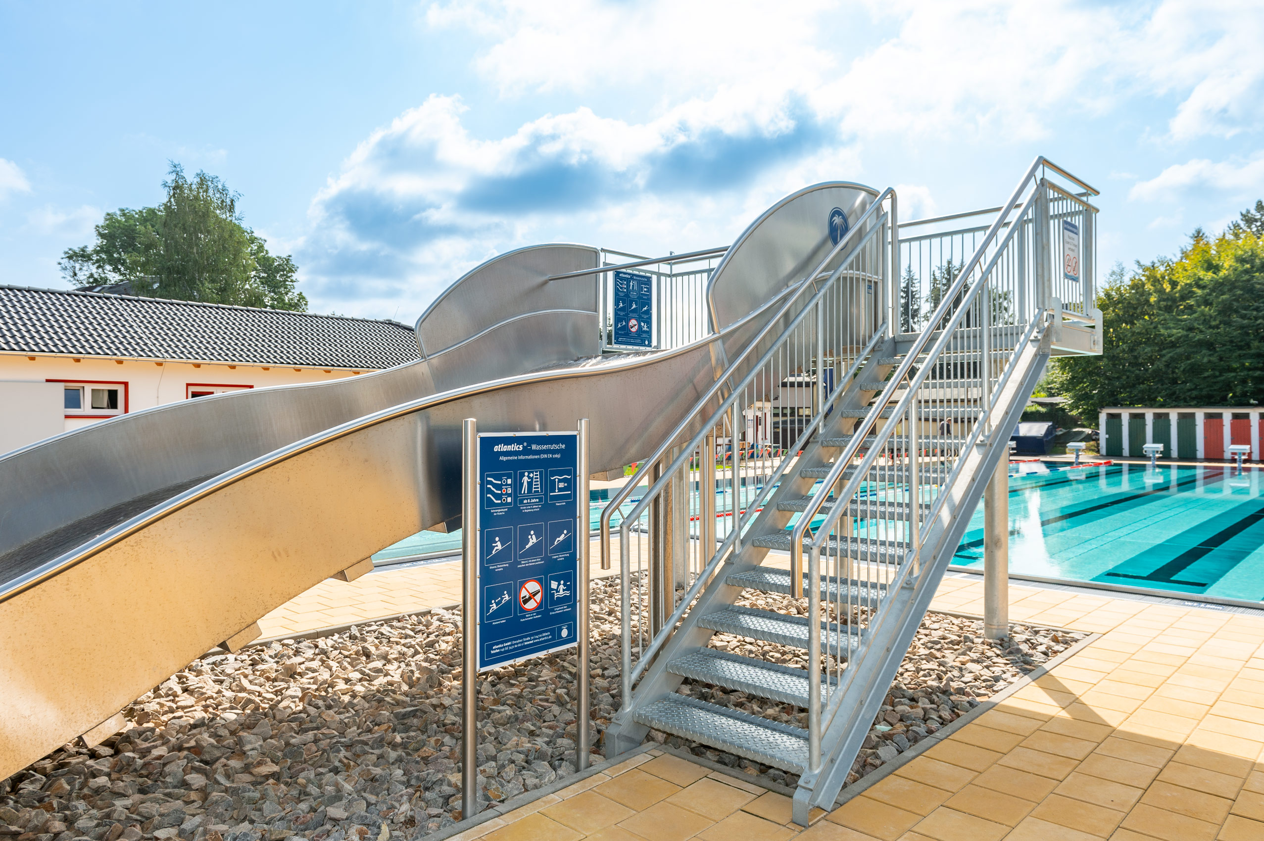 atlantics Edelstahlrutsche im Sommerbad Neukirchen, Breitwasserrutsche, Kastenwasserrutsche, Wellenrutsche